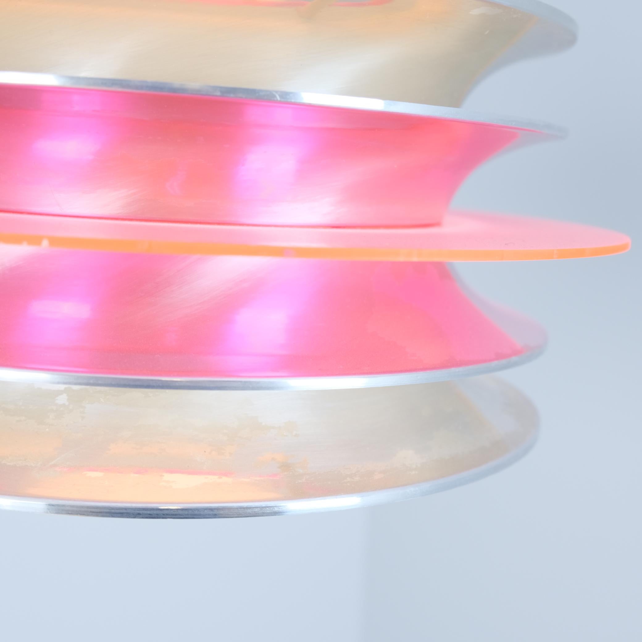 Alluminio Ciondolo da soffitto modernista a doghe di Kai Ruokonen in argento e rosso, Lynx 1970s in vendita