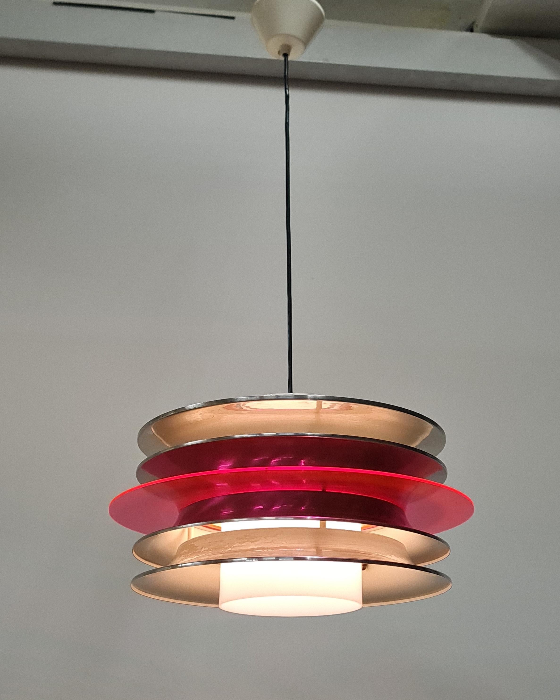 Modernistic Slatted Kai Ruokonen Ceiling Pendant in Silver and Red, Lynx 1970s For Sale 1