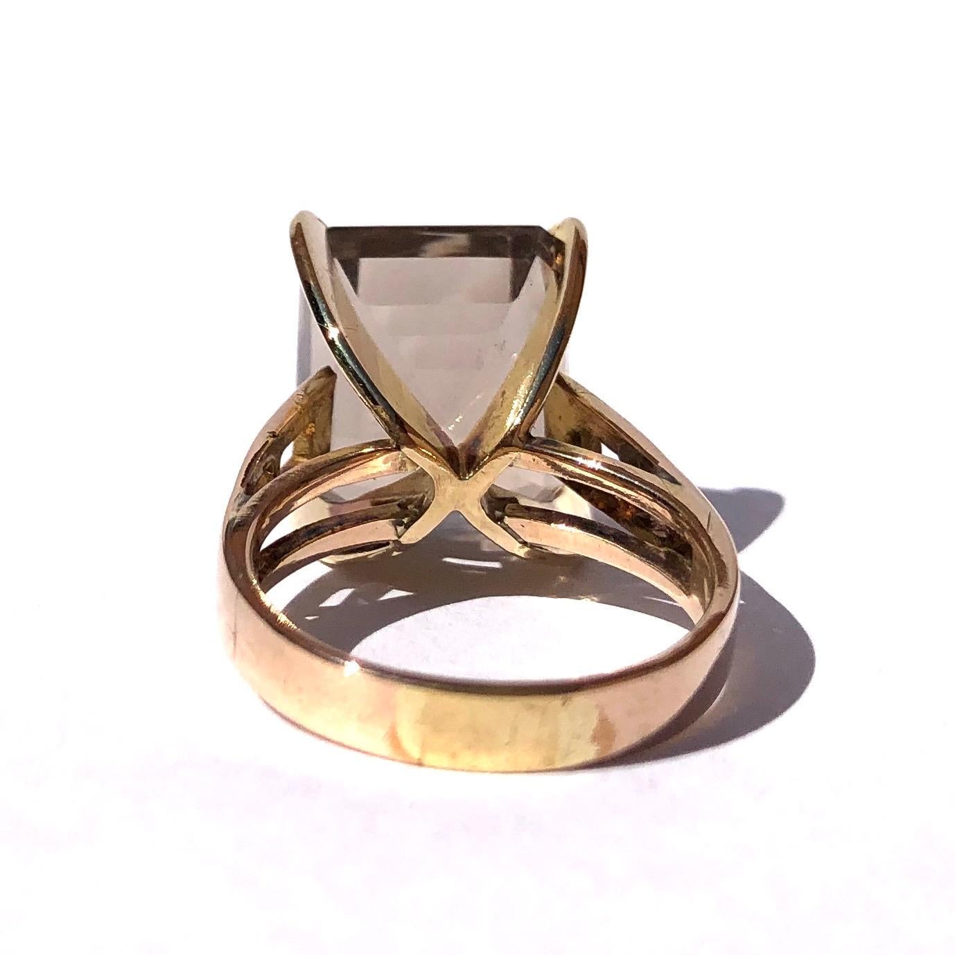 Modernistic Smokey Quartz and 18 Carat Gold Cocktail Ring In Good Condition In Chipping Campden, GB