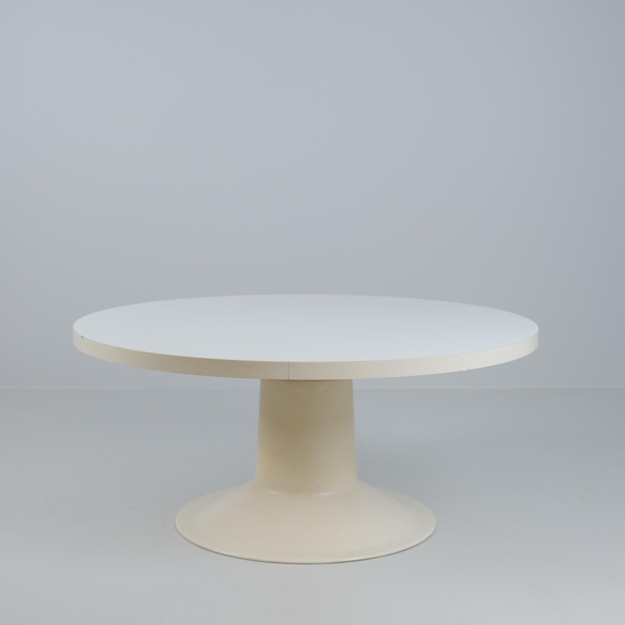 Un tavolo da divano modernista grande e basso della serie Saturn (Saturnus) di uno dei più celebri designer finlandesi contemporanei Yrjö Kukkapuro, alias il Grande Vecchio del design finlandese. Il tavolo è realizzato in fibra di vetro rinforzata e