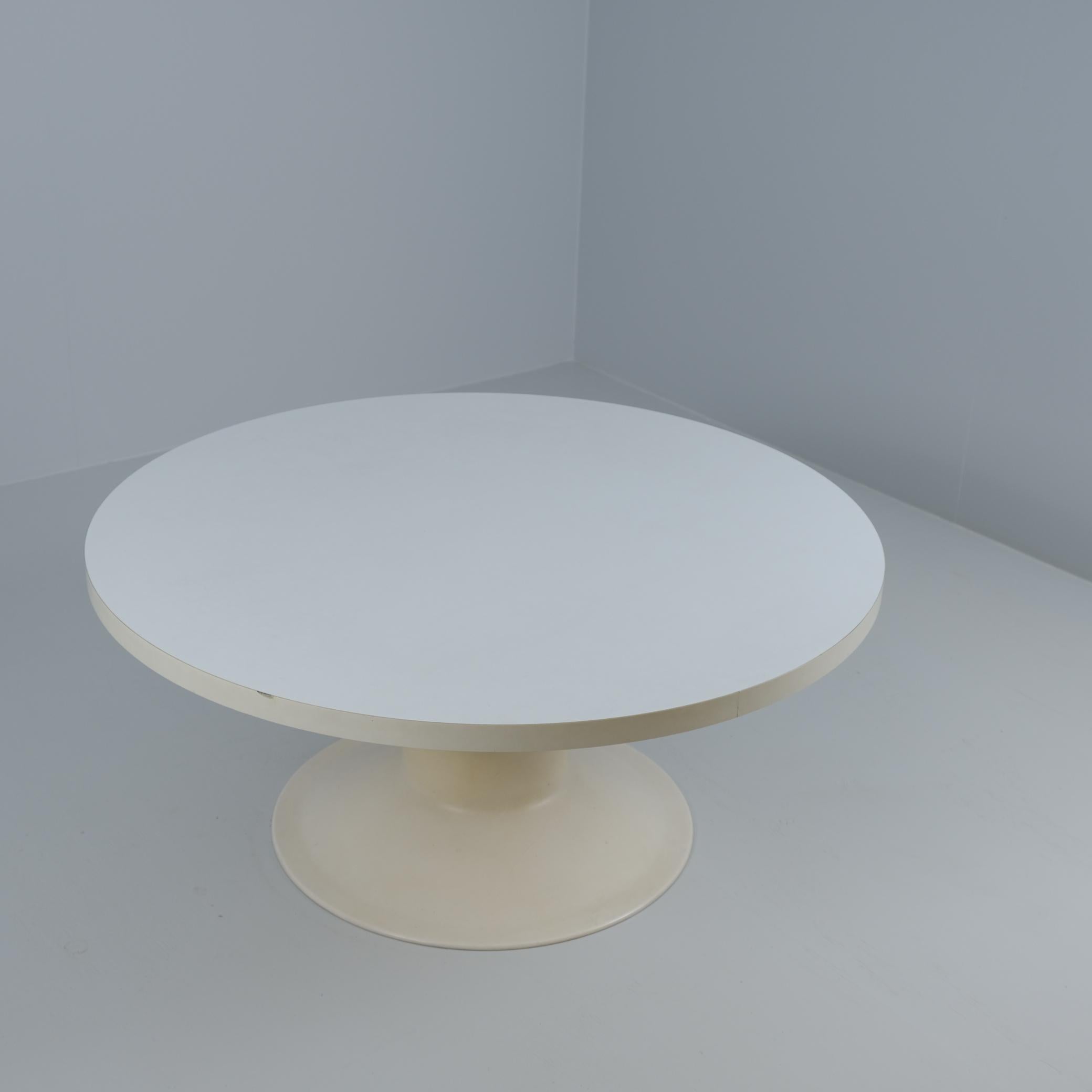 Mid-Century moderno Tavolo basso modernista Yrjö Kukkapuro Saturnus in bianco, Haimi anni '70 in vendita