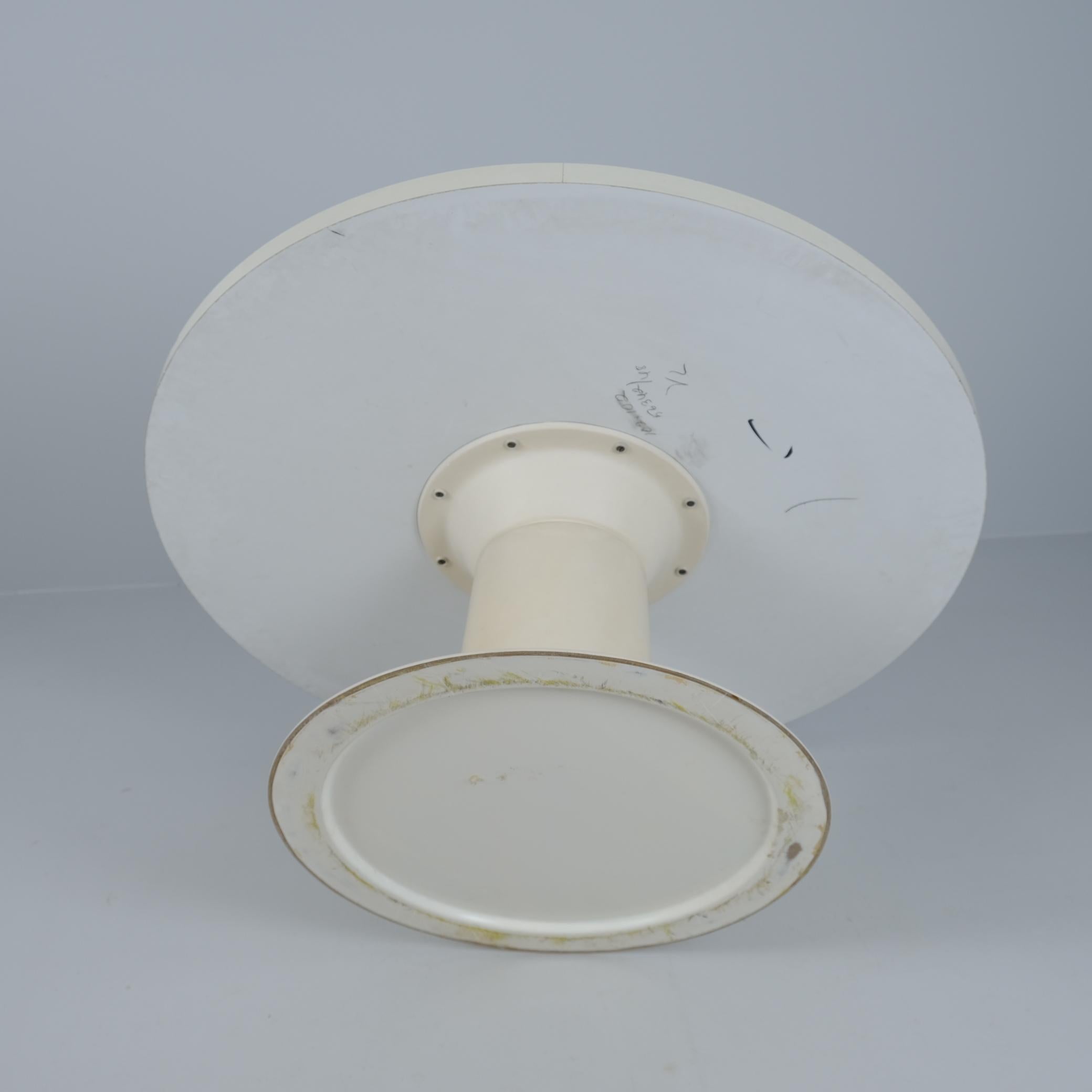 Metallo Tavolo basso modernista Yrjö Kukkapuro Saturnus in bianco, Haimi anni '70 in vendita