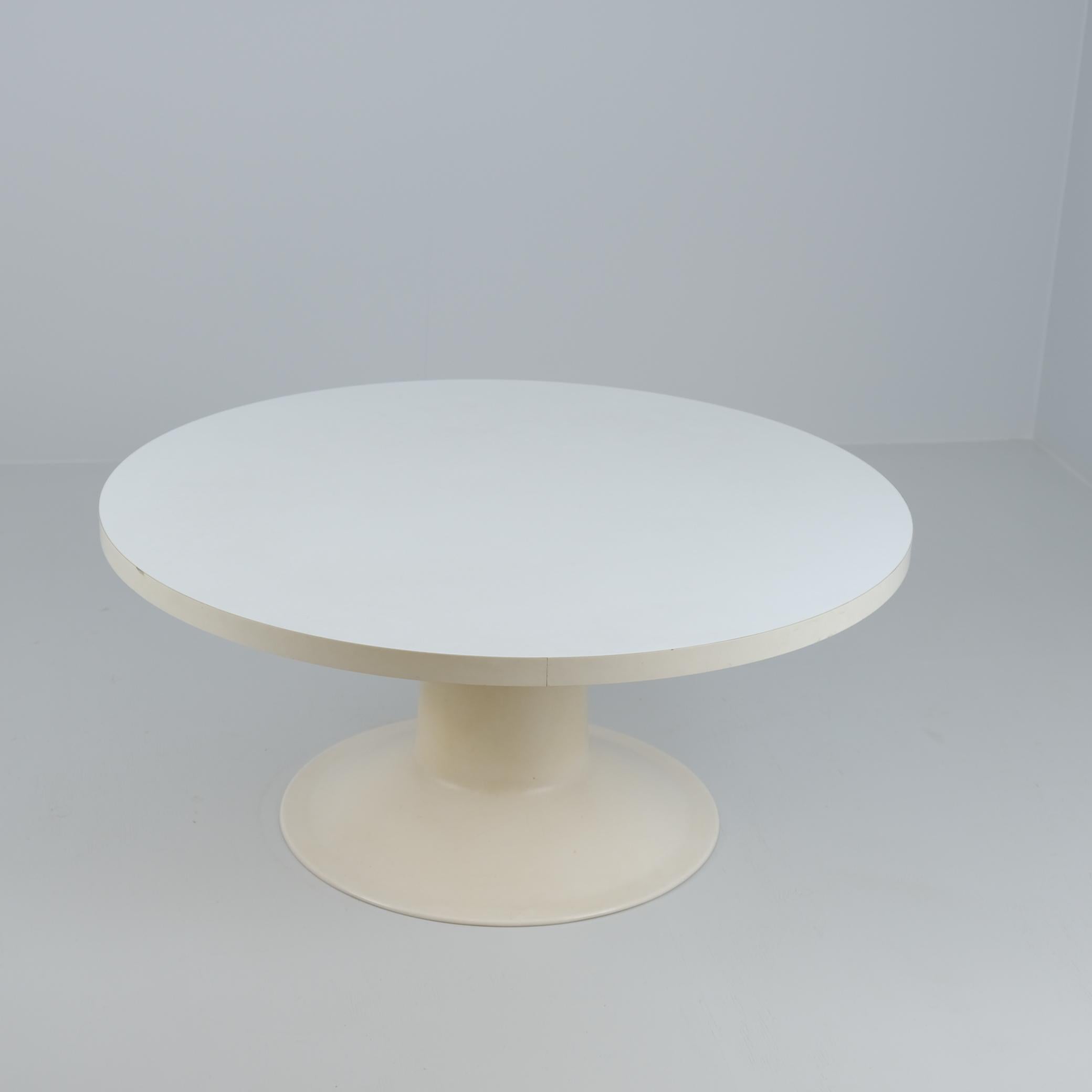 Tavolo basso modernista Yrjö Kukkapuro Saturnus in bianco, Haimi anni '70 in vendita 1