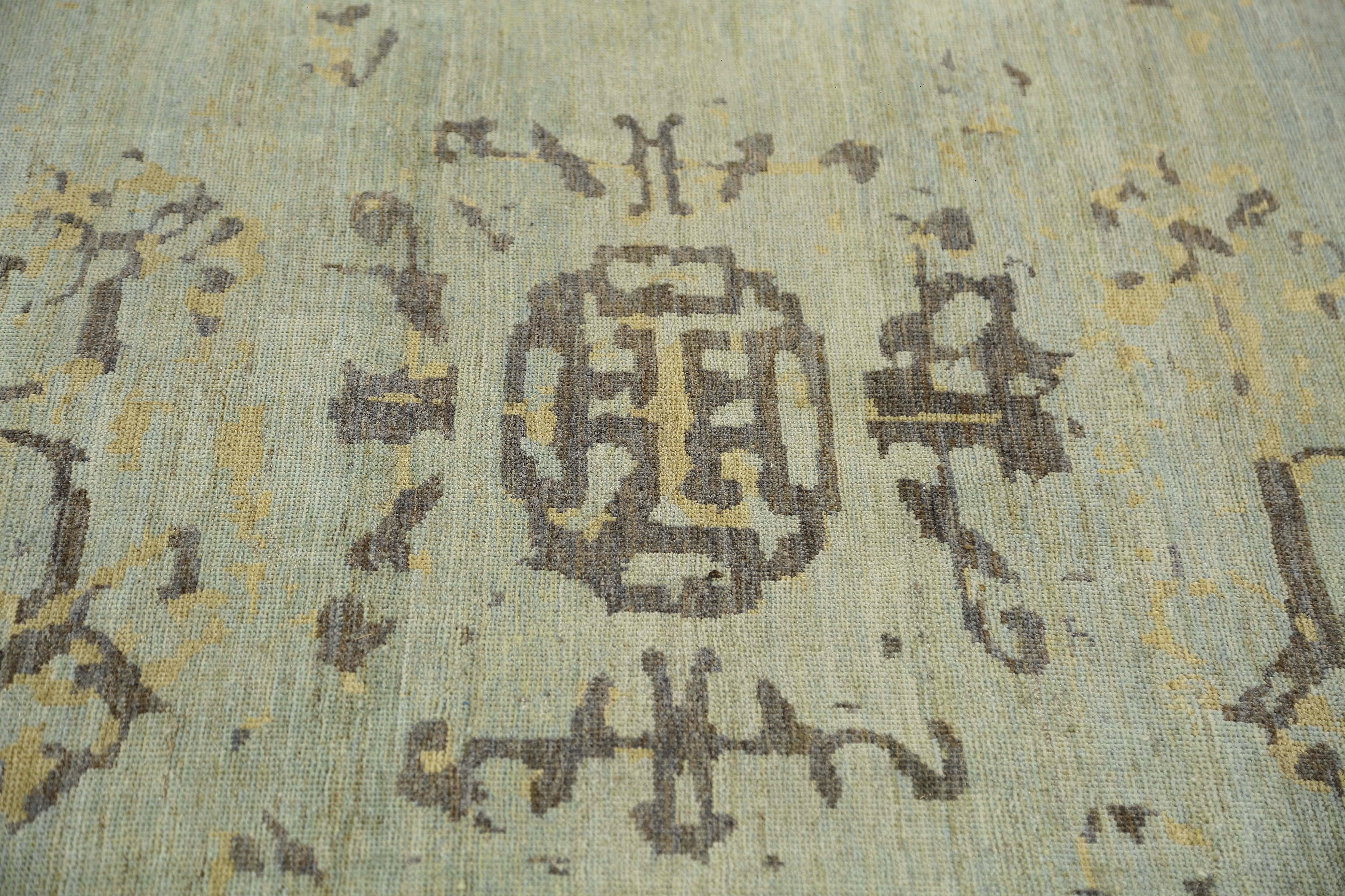 Experimenta lo último en estilo contemporáneo con este diseño modernizado en un impresionante tamaño de 12'0'' x 16'0''. Hecha a mano por hábiles artesanos, esta alfombra presenta una mezcla única de colores gris y azul que crean una sensación de