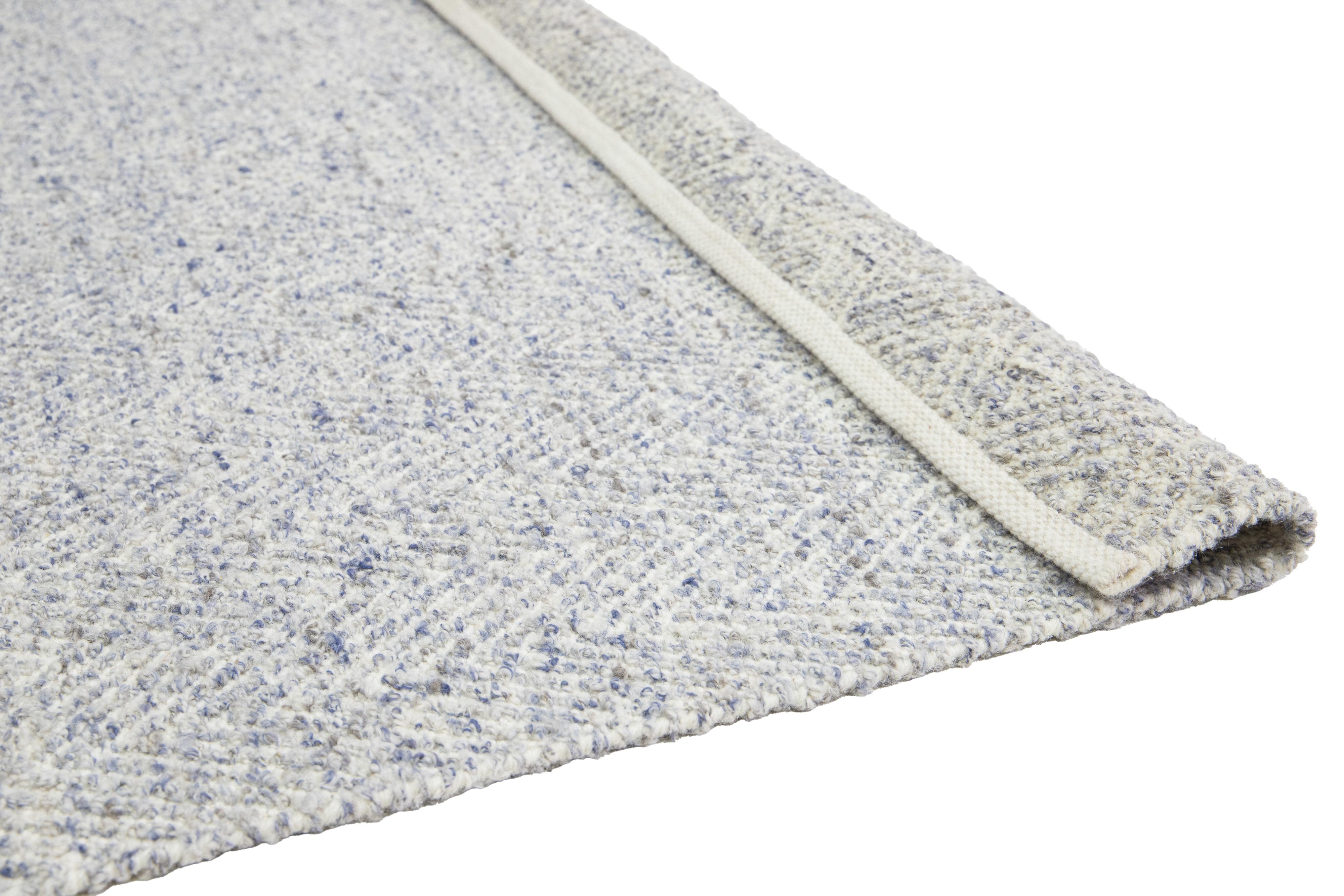 Moderno Tappeto in lana avorio dal design moderno realizzato a mano Textured Accents by Apadana in vendita