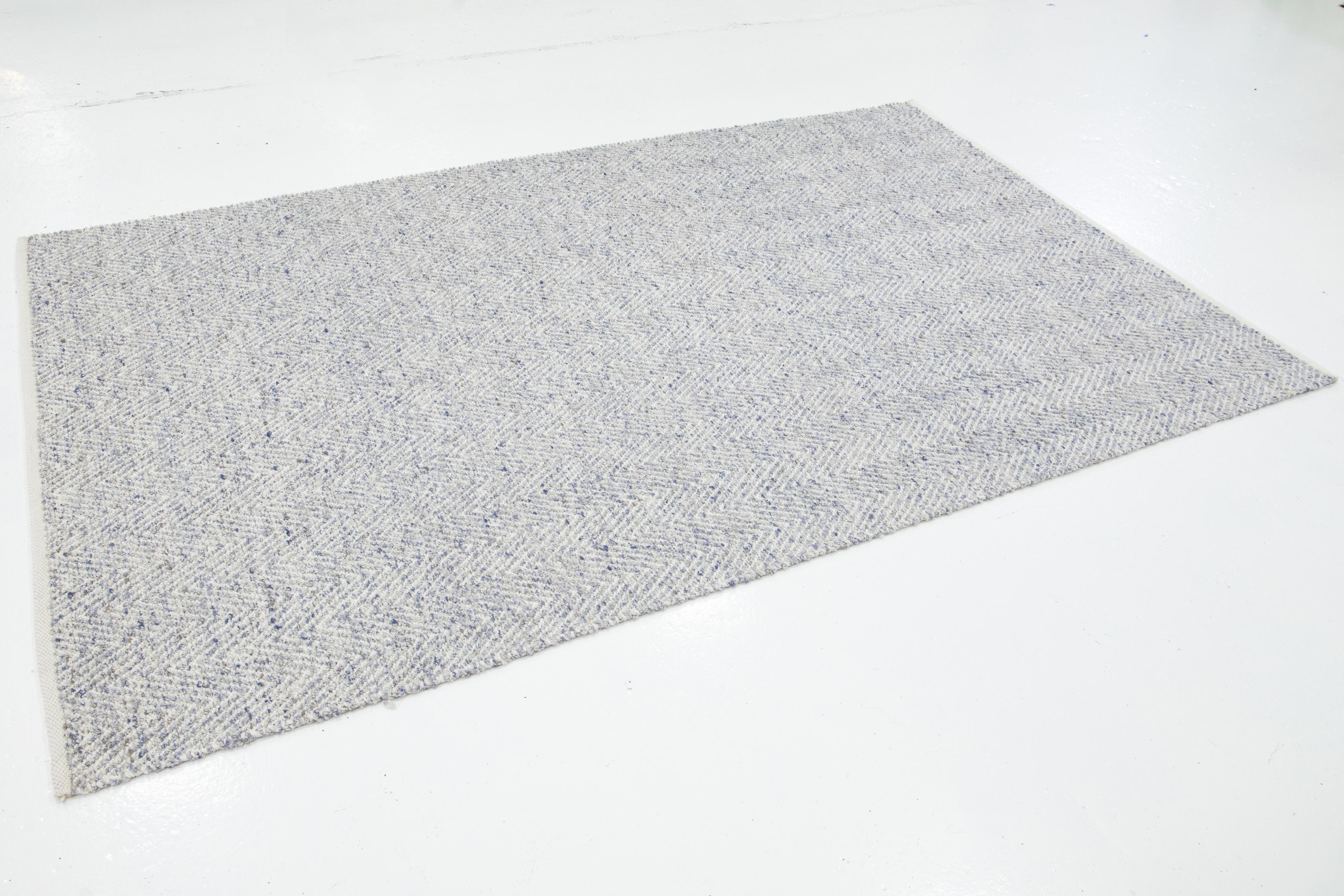 Indiano Tappeto in lana avorio dal design moderno realizzato a mano Textured Accents by Apadana in vendita