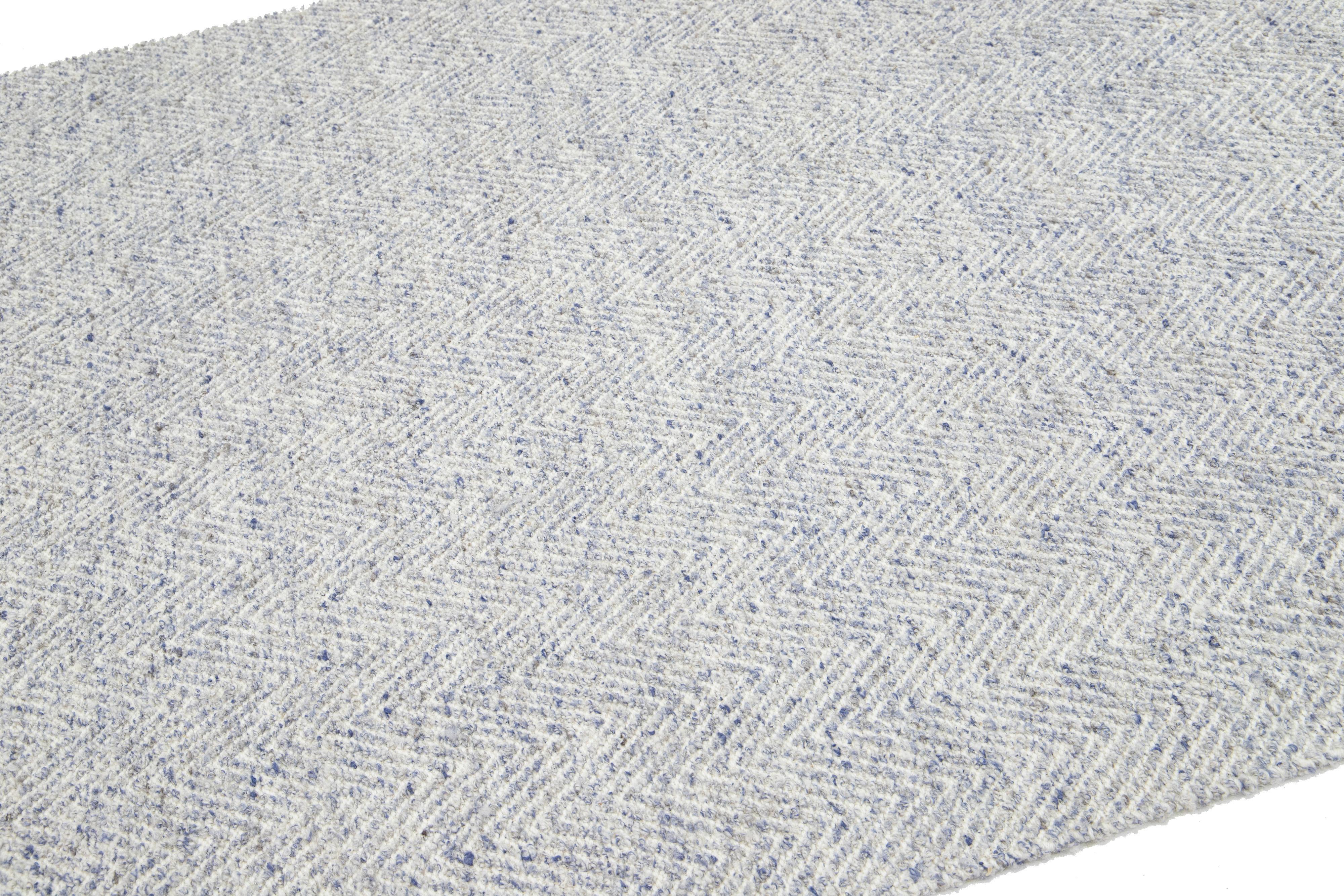 Annodato a mano Tappeto in lana avorio dal design moderno realizzato a mano Textured Accents by Apadana in vendita