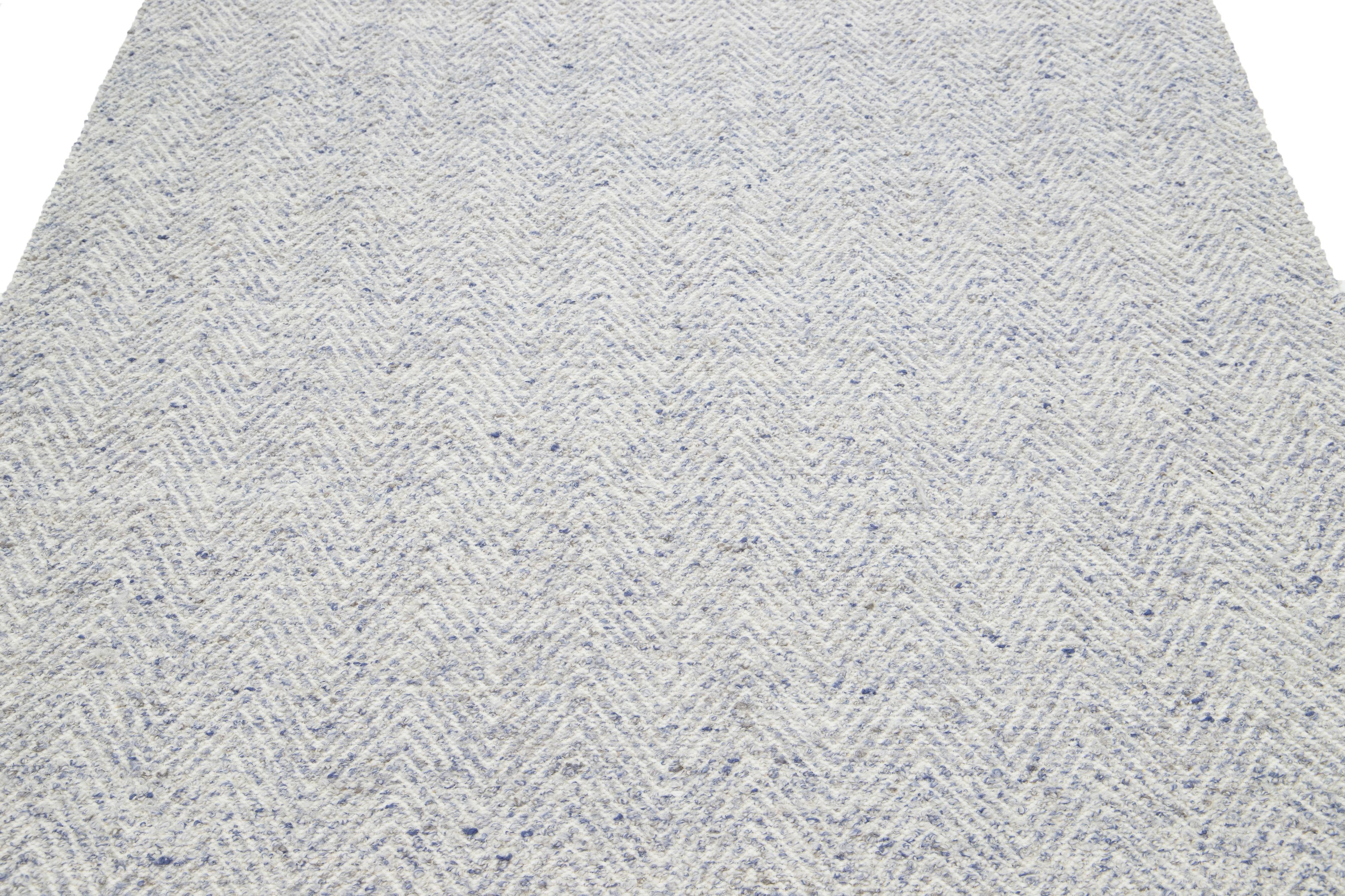 Lana Tappeto in lana avorio dal design moderno realizzato a mano Textured Accents by Apadana in vendita