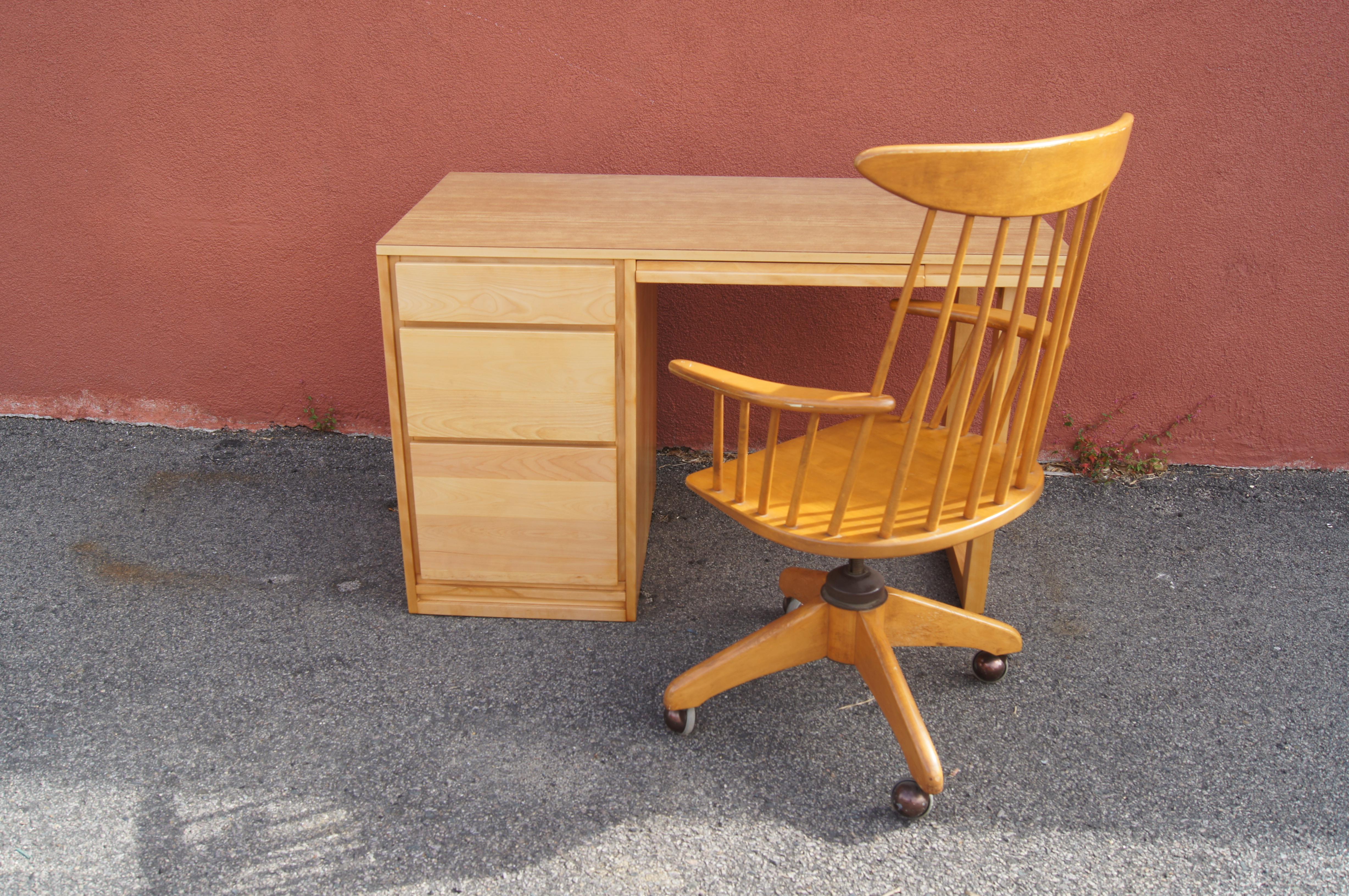 ModernMates Desk by Leslie Diamond for Conant Ball In Good Condition For Sale In Dorchester, MA