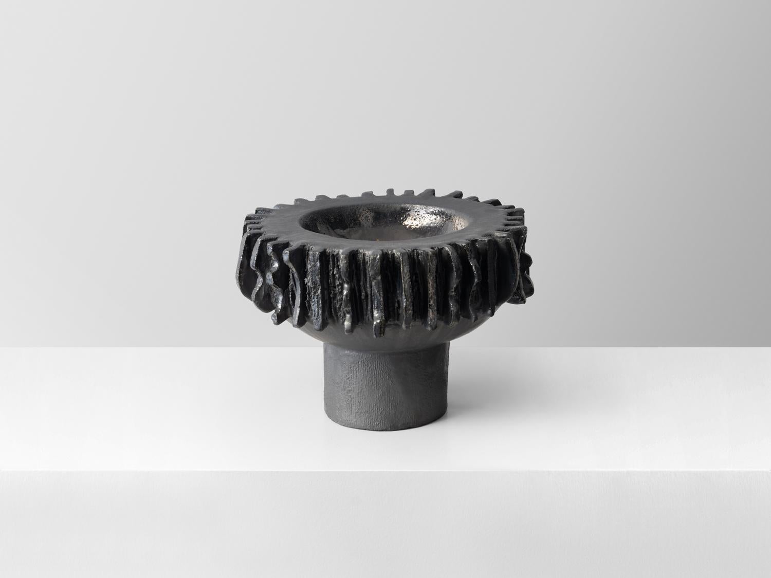 Trish DeMasi.
Moderno-Schale, Ingranaggio, 2022.
Metallisch glasiertes Steingut.
Maße: 9 x 13 x 13 Zoll.