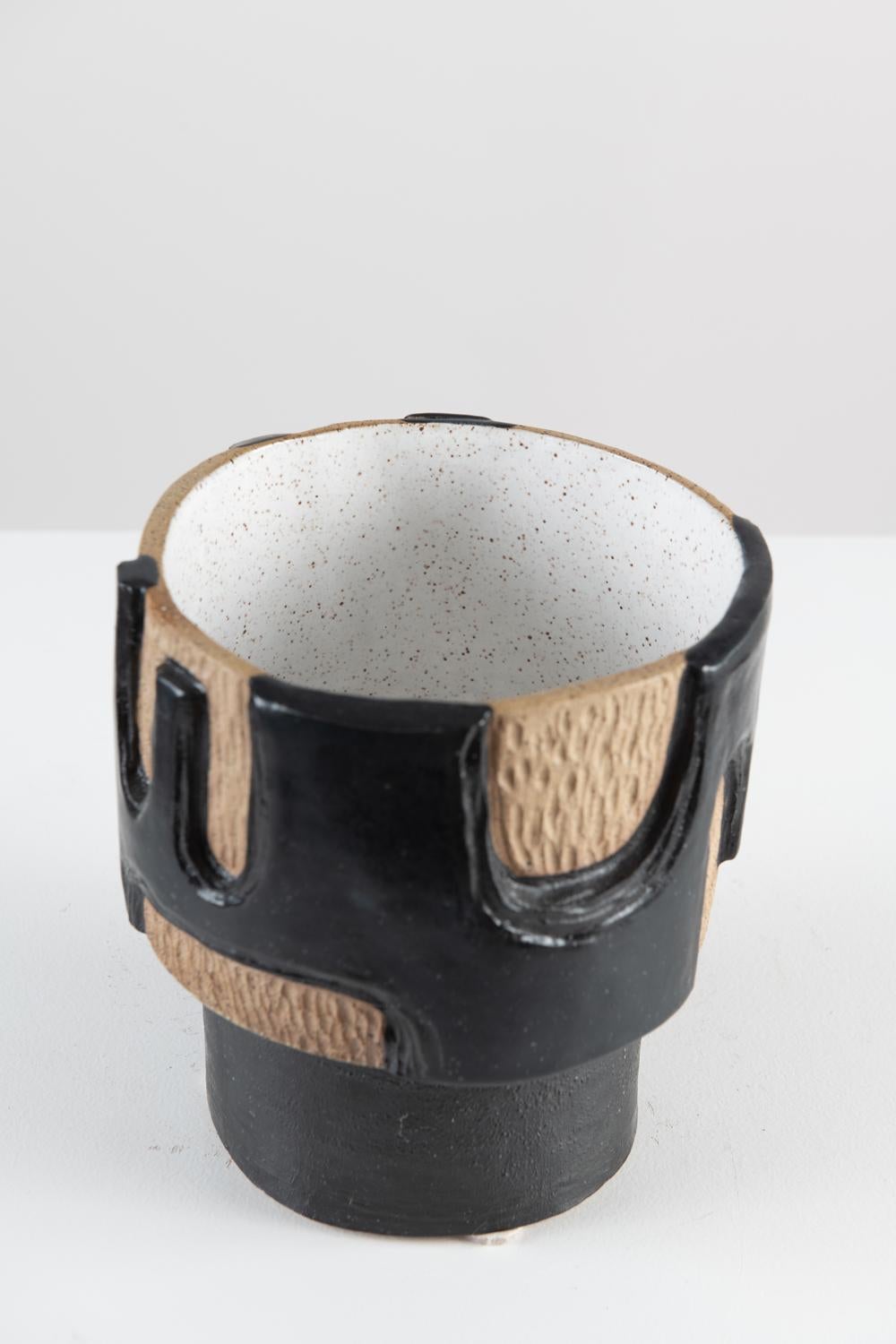 Moderno-Sockelgefäß aus glasiertem Steingut von Trish DeMasi (amerikanisch) im Angebot