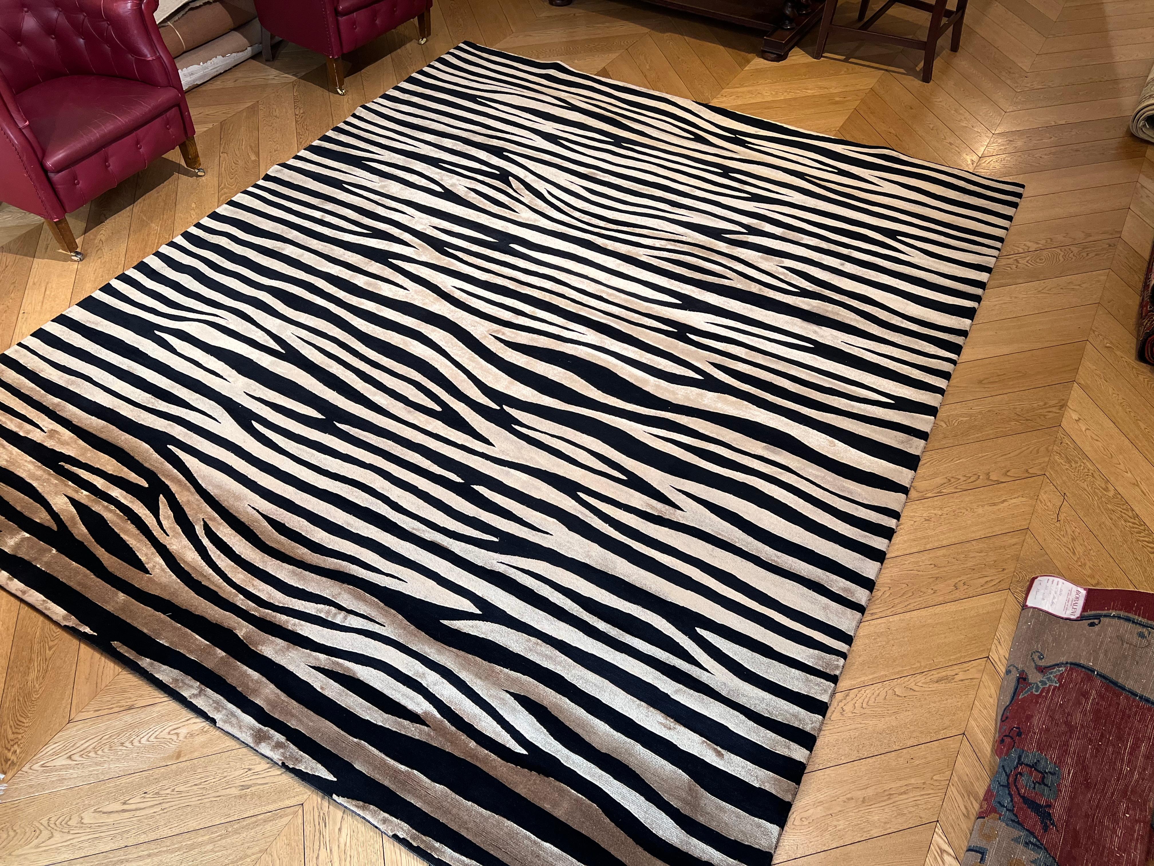 Modern wool and silk rug decorated like tiger fleece For Sale 6