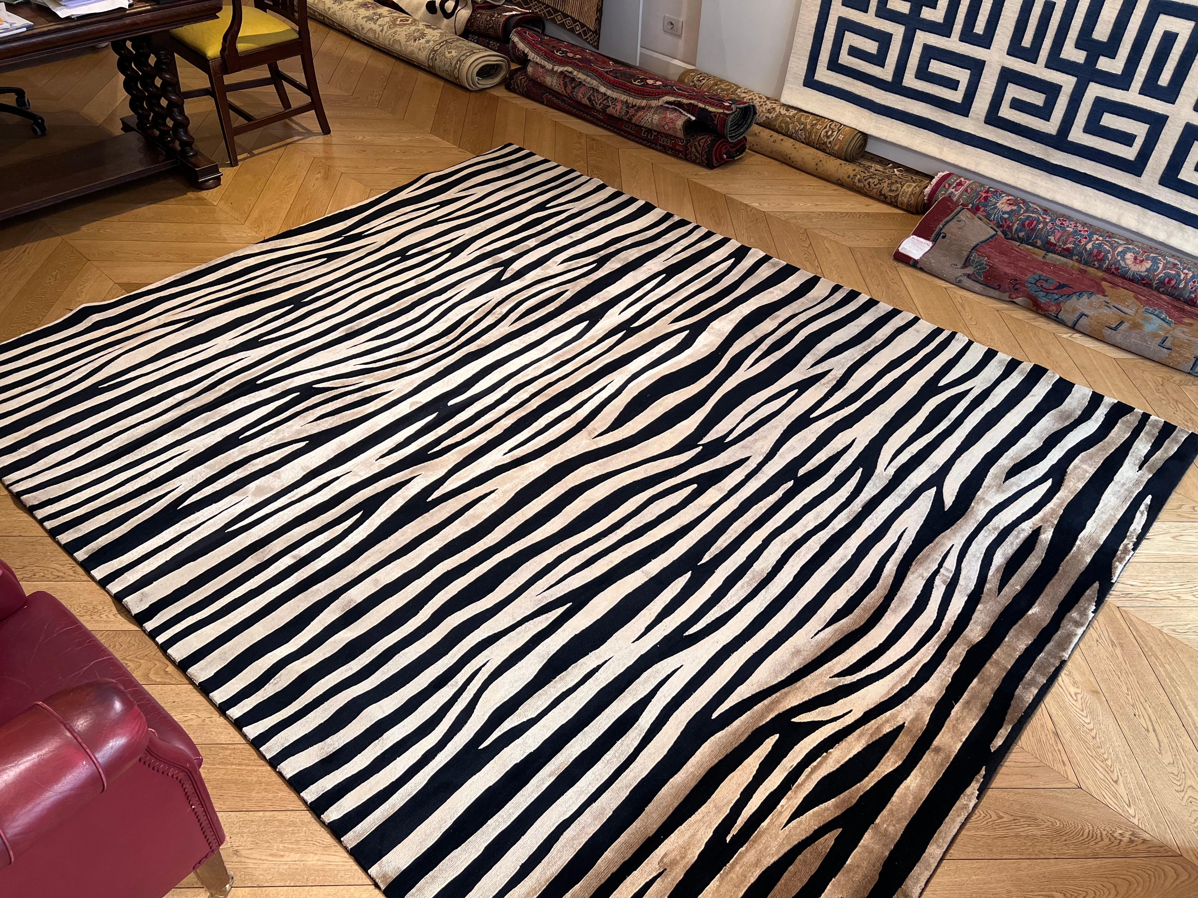 Modern wool and silk rug decorated like tiger fleece For Sale 7