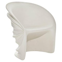 Poltrona "Modesty Veiled" bianca o grigia disegnata da Italo Rota per Driade