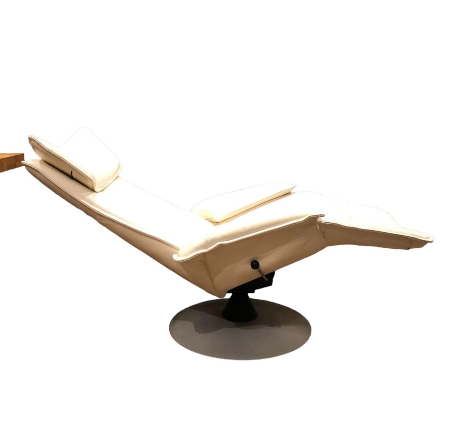 Fauteuil Unic en cuir ivoire.
Ce fauteuil dispose de nombreux réglages, tels que l'inclinaison du dossier, l'inclinaison de la nuque et l'oreiller réglable pour la tête. Il peut pivoter à 360 degrés, ce qui vous donne l'impression de léviter sur un