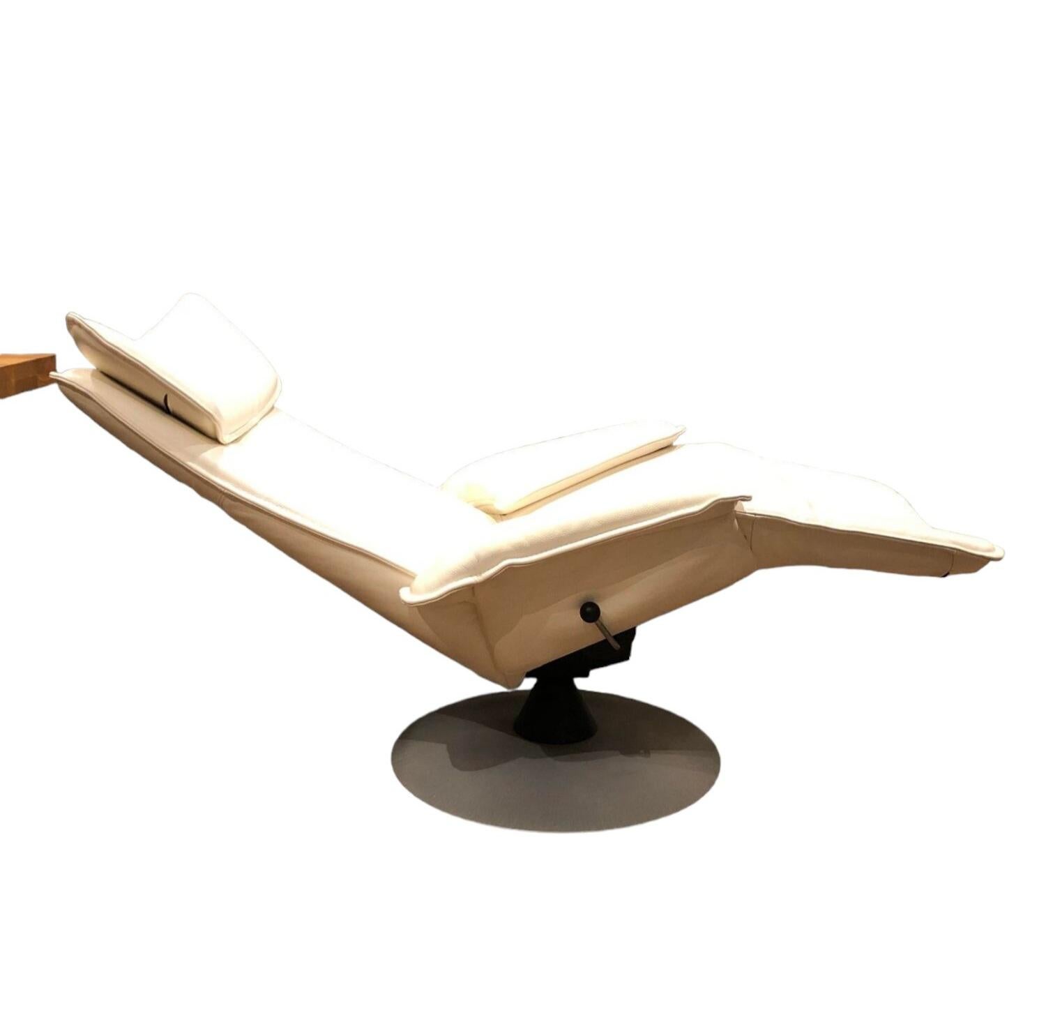 Unic armchair in ivory colour leather.
This armchair has many adjustments,such as back recliner, neck recliner and adjustable pillow for the head. It can rotate 360 degrees, making you feel like levitating on a cloud. Armchair is in really good