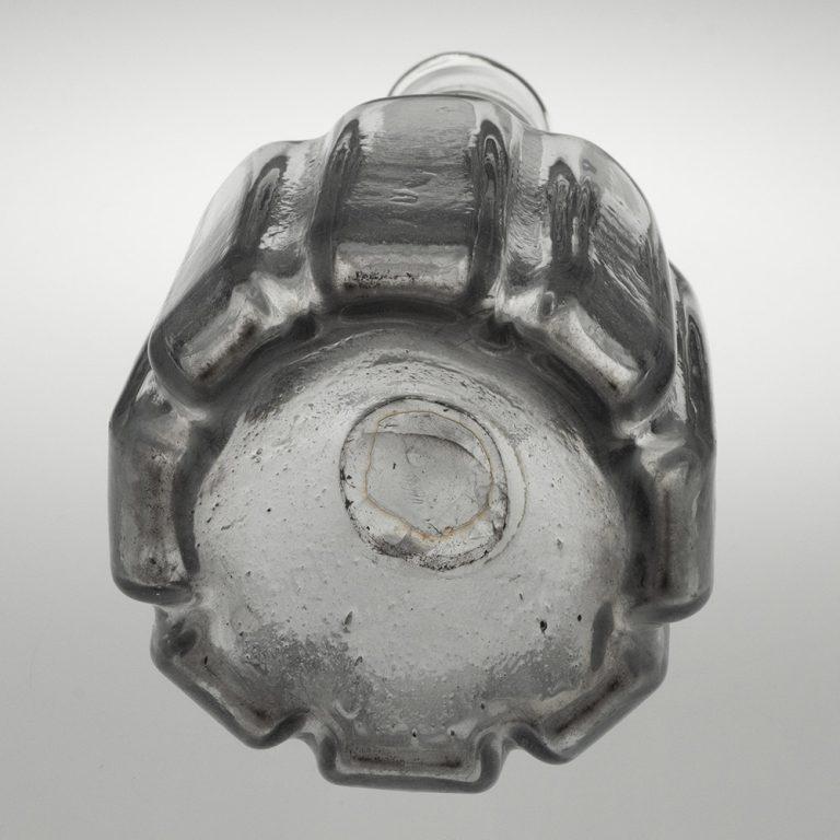 Vetro Decanter a croce georgiano modificato del 1740 ca. in vendita