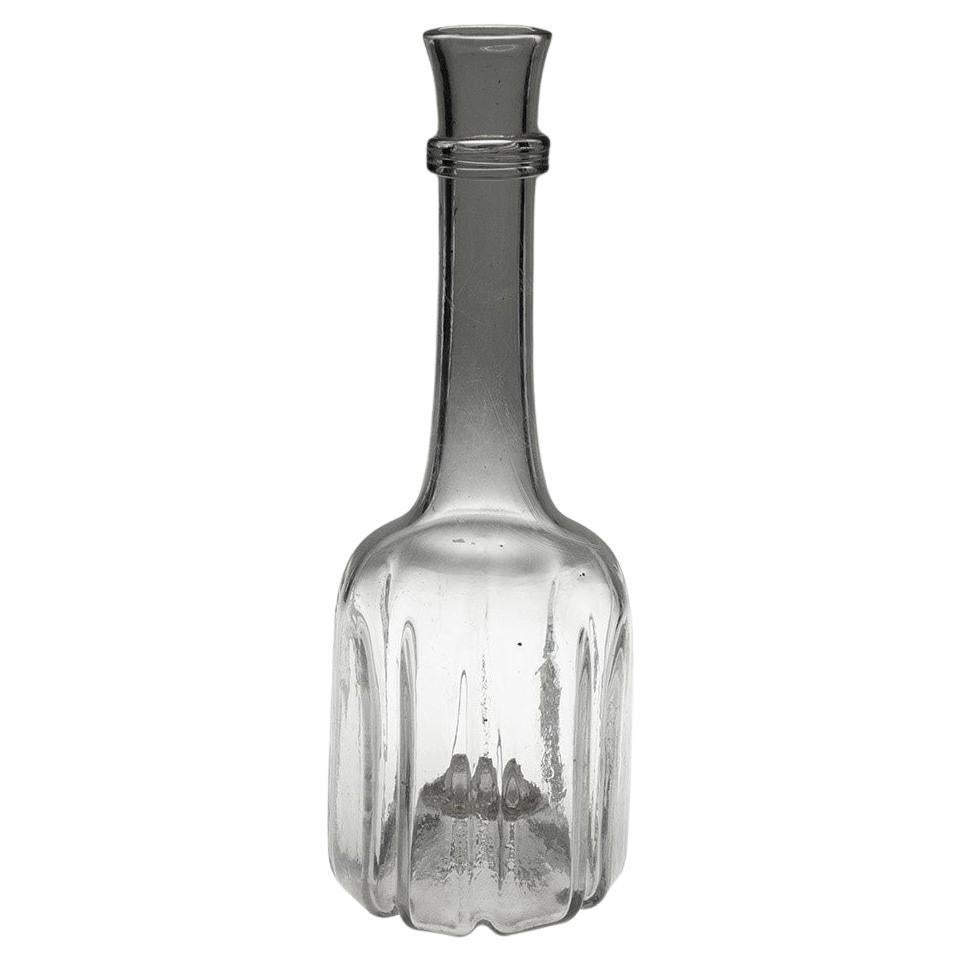 Titolo : Decanter cruciforme del XVIII secolo, 1740 ca.
Data: c1740
Periodo : Giorgio II
Origine : Inghilterra 
Colore: Trasparente
Collo: Collo a tripla anellatura 
Corpo : Cruciforme 
Pontil : Scattato
Tipo di vetro : Piombo.
Dimensioni: 31,2 cm