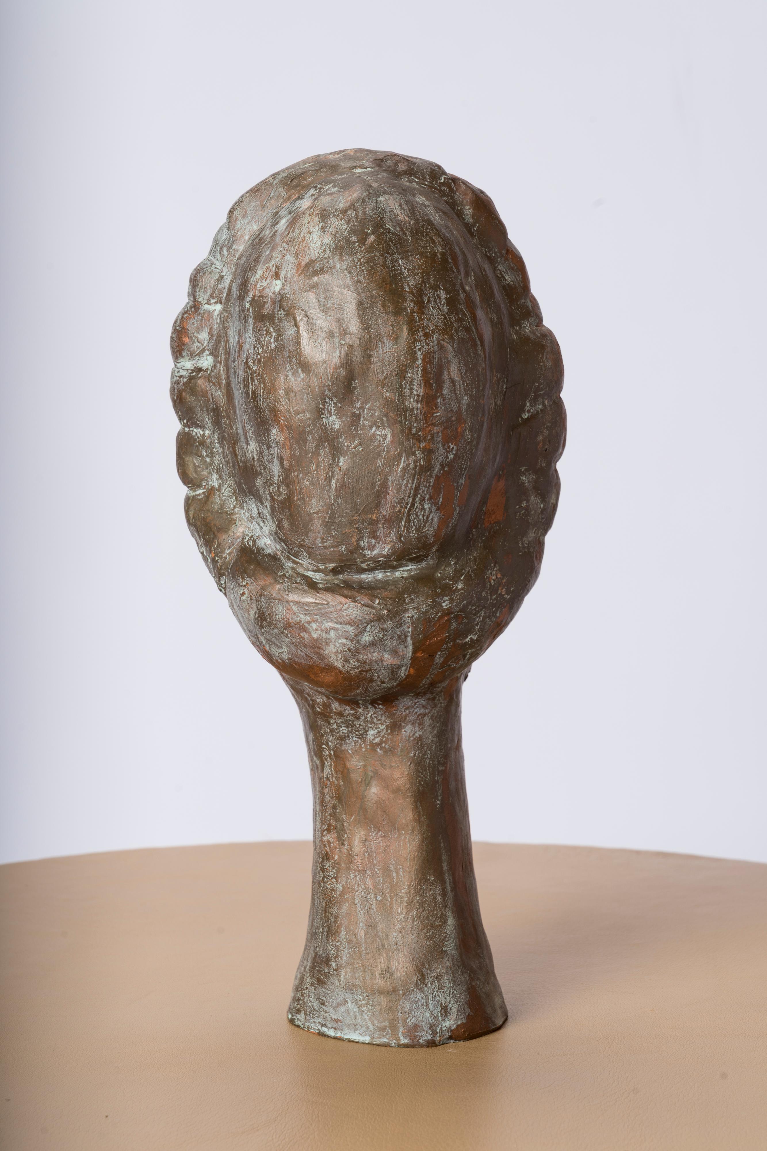 Milieu du XXe siècle Buste de femme en terre cuite patinée d'inspiration Modigliani, France, années 1930