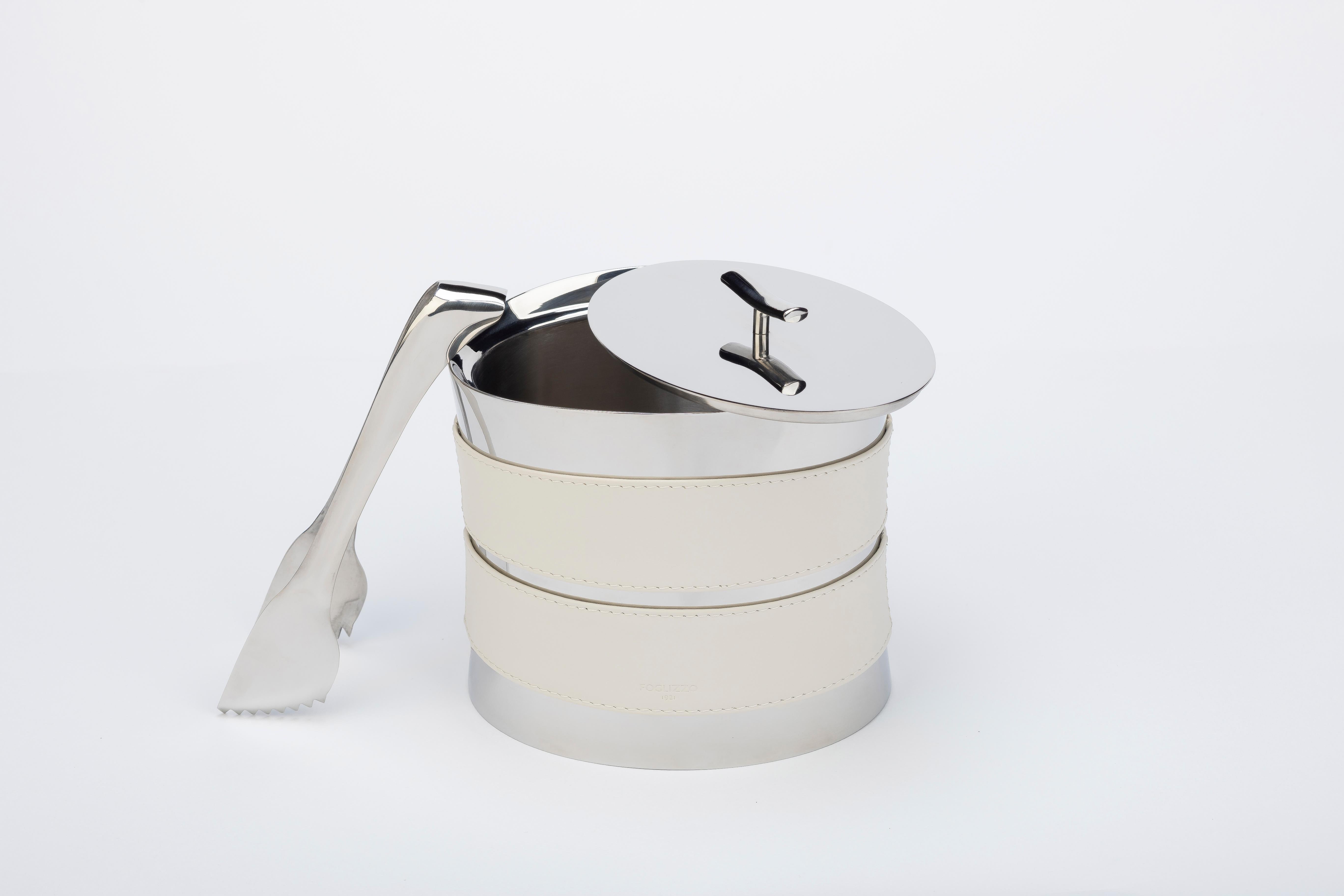 Lederobjekte und edle MATERIALIEN, die die Schönheit von Gesten, die Pflege von Lebensräumen und die Freude an gemeinsamen Momenten feiern.
Ob auf dem Tisch oder zu Hause, jede Kreation soll den Alltag in ein Erlebnis von authentischer Eleganz