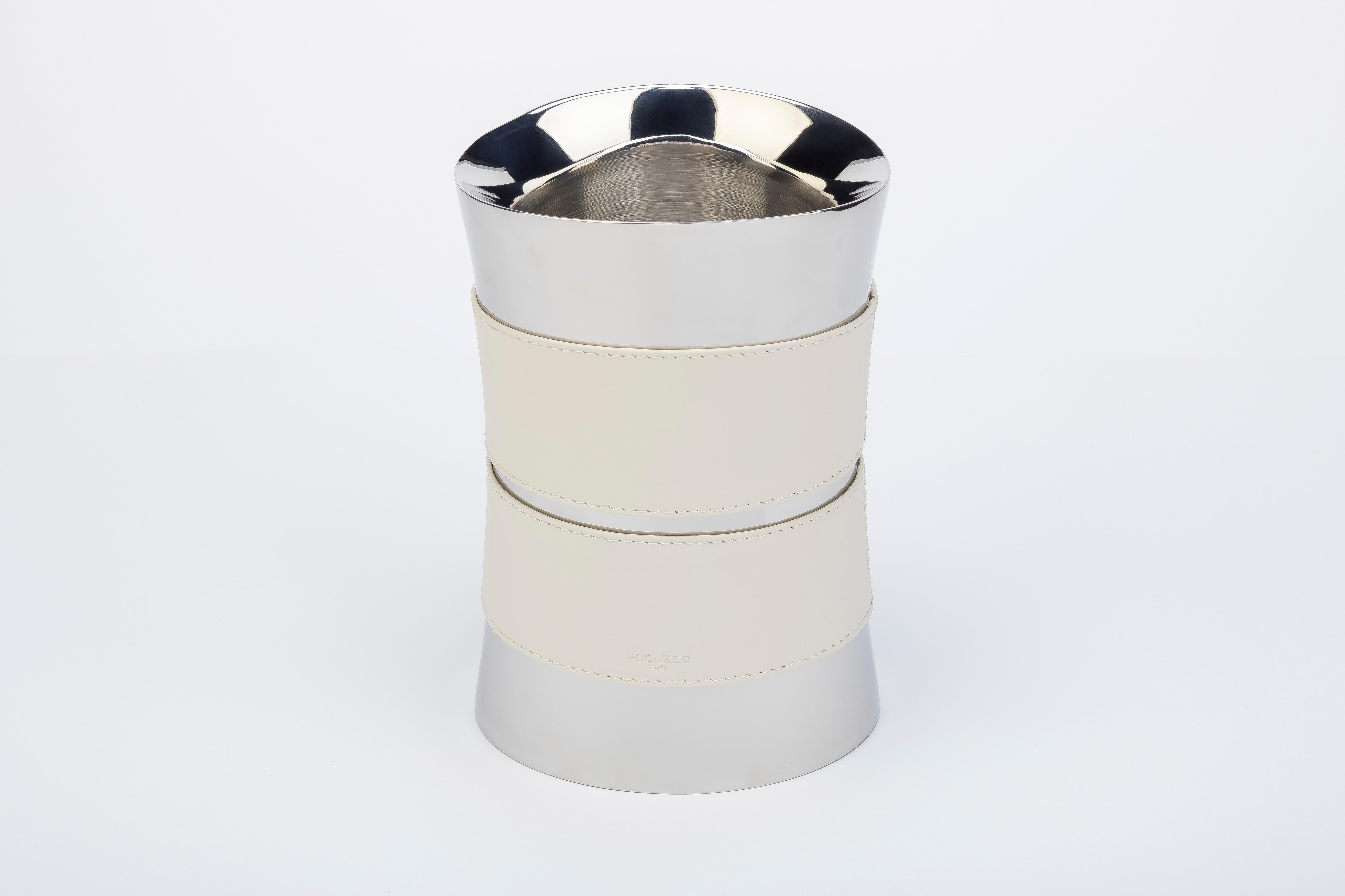 Lederobjekte und edle MATERIALIEN, die die Schönheit von Gesten, die Pflege von Lebensräumen und die Freude an gemeinsamen Momenten feiern.
Vom Tisch bis zum Haus, jede Kreation soll den Alltag in ein Erlebnis von authentischer Eleganz verwandeln.