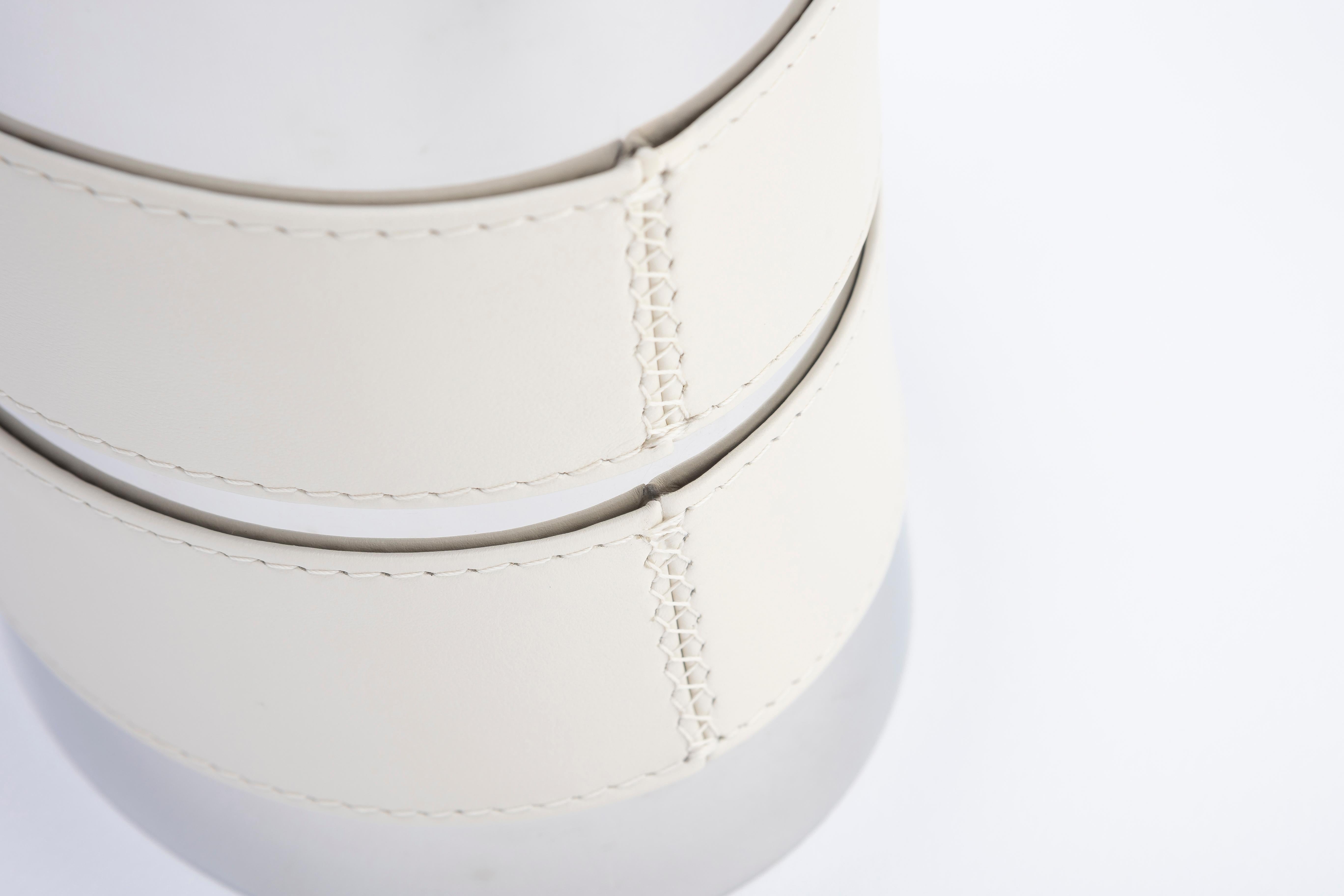 Lederobjekte und edle MATERIALIEN, die die Schönheit von Gesten, die Pflege von Lebensräumen und die Freude an gemeinsamen Momenten feiern.
Ob auf dem Tisch oder zu Hause, jede Kreation soll den Alltag in ein Erlebnis von authentischer Eleganz