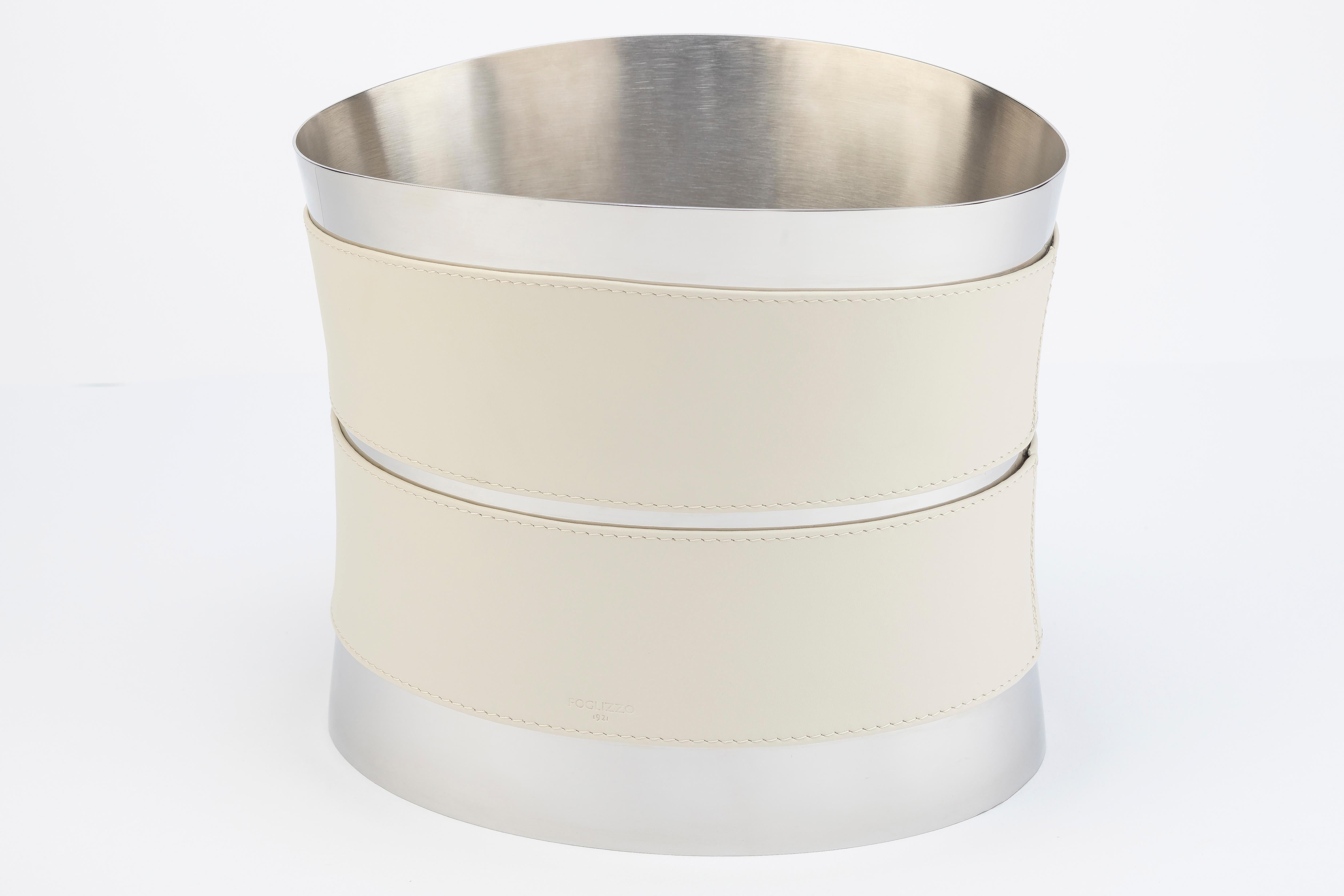 Lederobjekte und edle MATERIALIEN, die die Schönheit von Gesten, die Pflege von Lebensräumen und die Freude an gemeinsamen Momenten feiern.
Vom Tisch bis zum Haus, jede Kreation soll den Alltag in ein Erlebnis von authentischer Eleganz verwandeln.