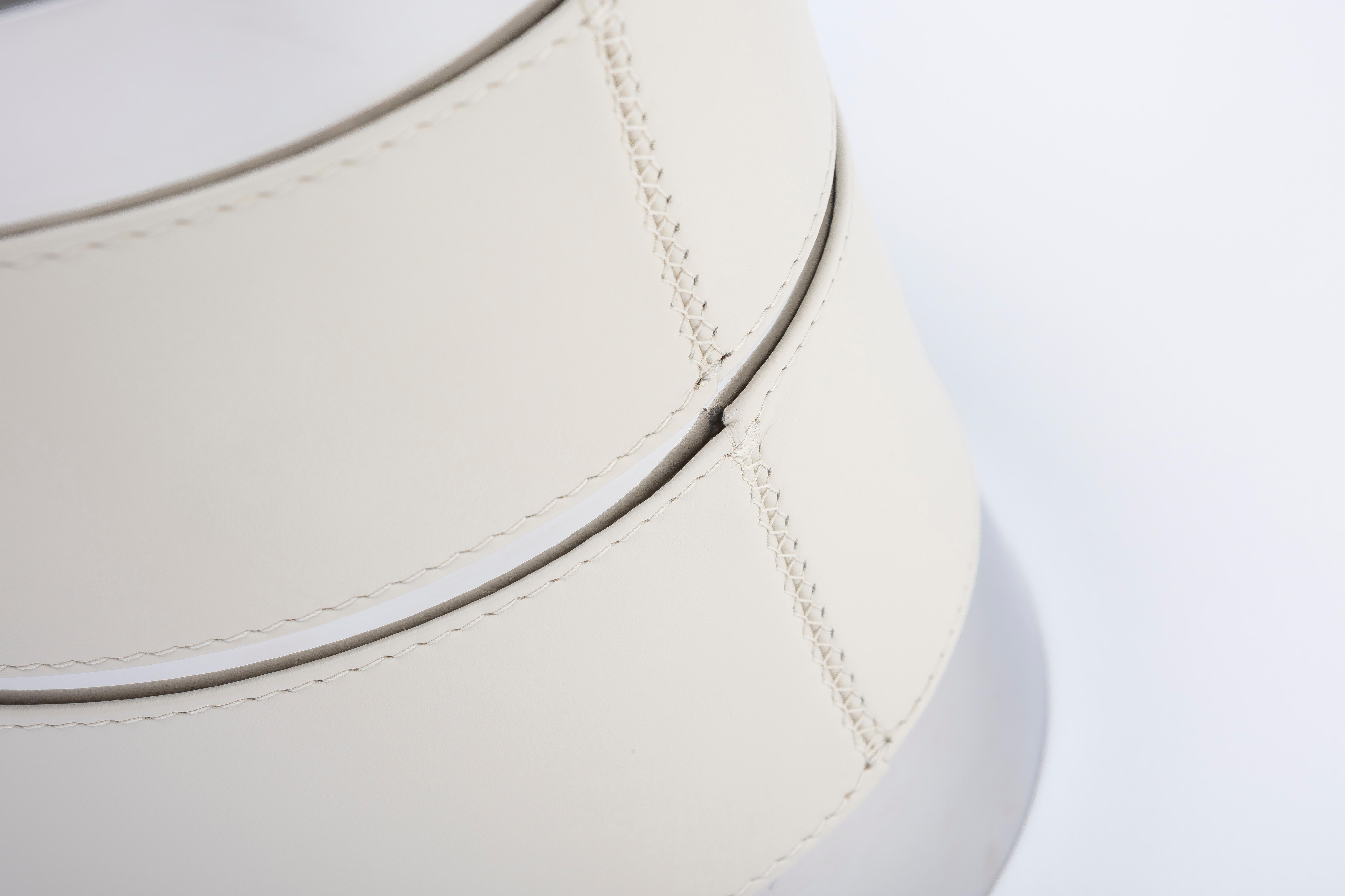 Lederobjekte und edle MATERIALIEN, die die Schönheit von Gesten, die Pflege von Lebensräumen und die Freude an gemeinsamen Momenten feiern.
Ob auf dem Tisch oder zu Hause, jede Kreation soll den Alltag in ein Erlebnis von authentischer Eleganz