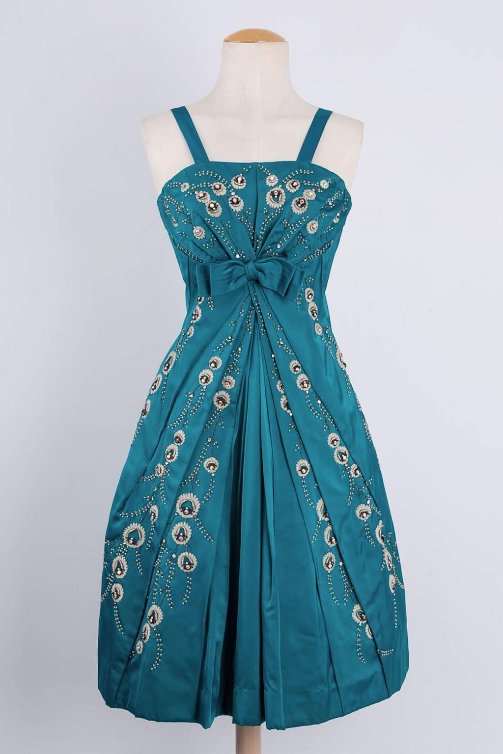 MODISSA - Bubble-Kleid mit Schleife, Stickereien und Strasssteinen, gefüttert mit weißem Tüll und Baumwolle. Keine Zusammensetzung oder Größe Tag, es passt eine Größe 36FR.

Bedingung:
Sehr guter Zustand

Abmessungen:
Oberweite: 38 cm (15