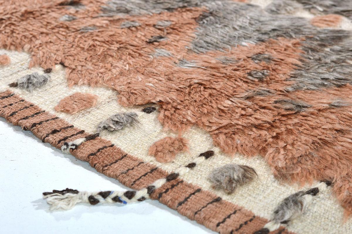 Tissé à la main avec de la laine à poils longs sur un tissage plat blanc nu naturel, incorporant des détails complexes dans le design, le mouvement, la couleur et la profondeur.

 
Numéro de tapis : 27994
Taille : 9' 7