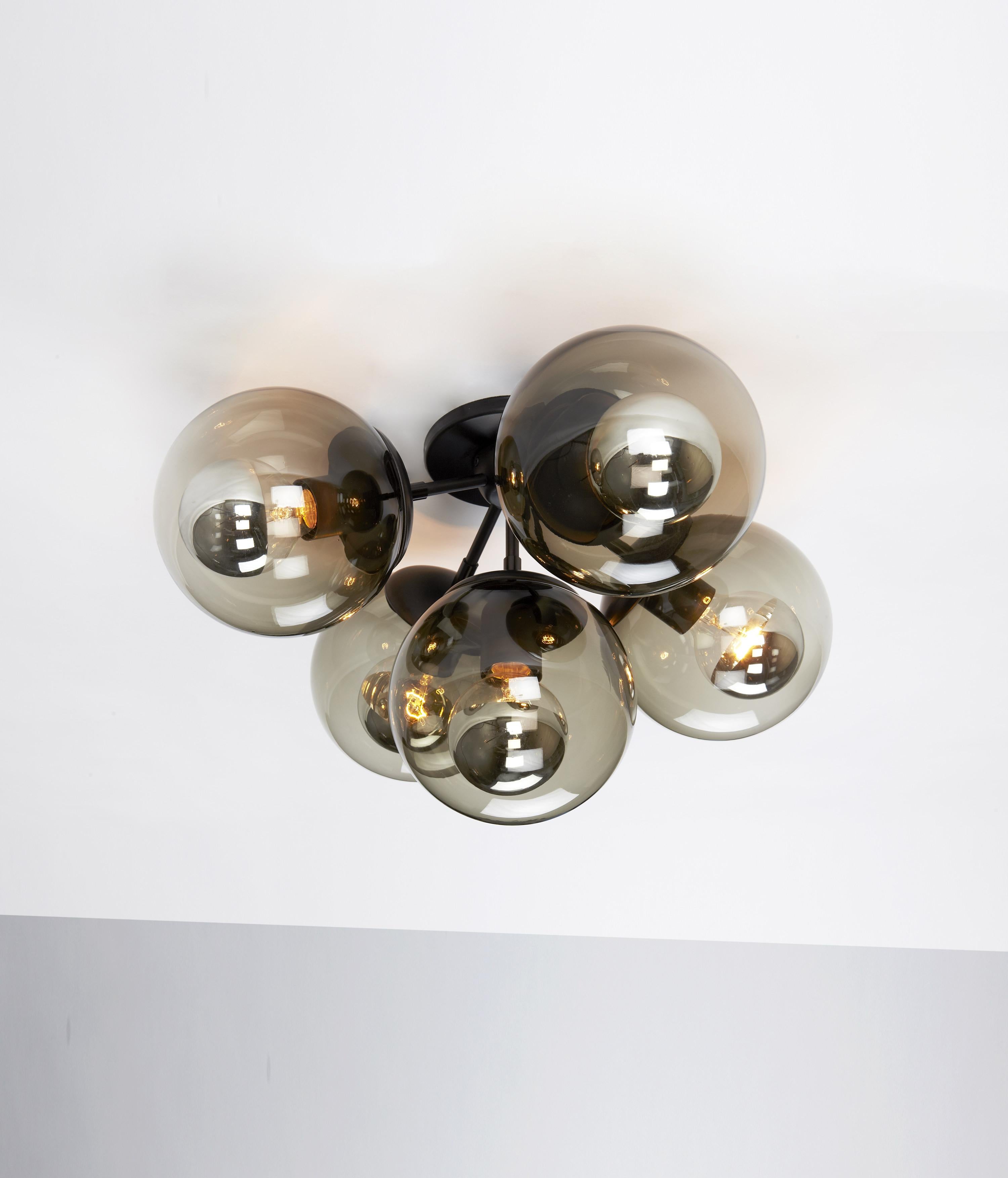 The Modo series was inspired by the kinds of ready-made, off-the-shelf parts that can be found at inexpensive lighting stores. Unlike those, however, Modo is painstakingly engineered and custom CNC-milled from solid aluminum. The spoke-and-hub