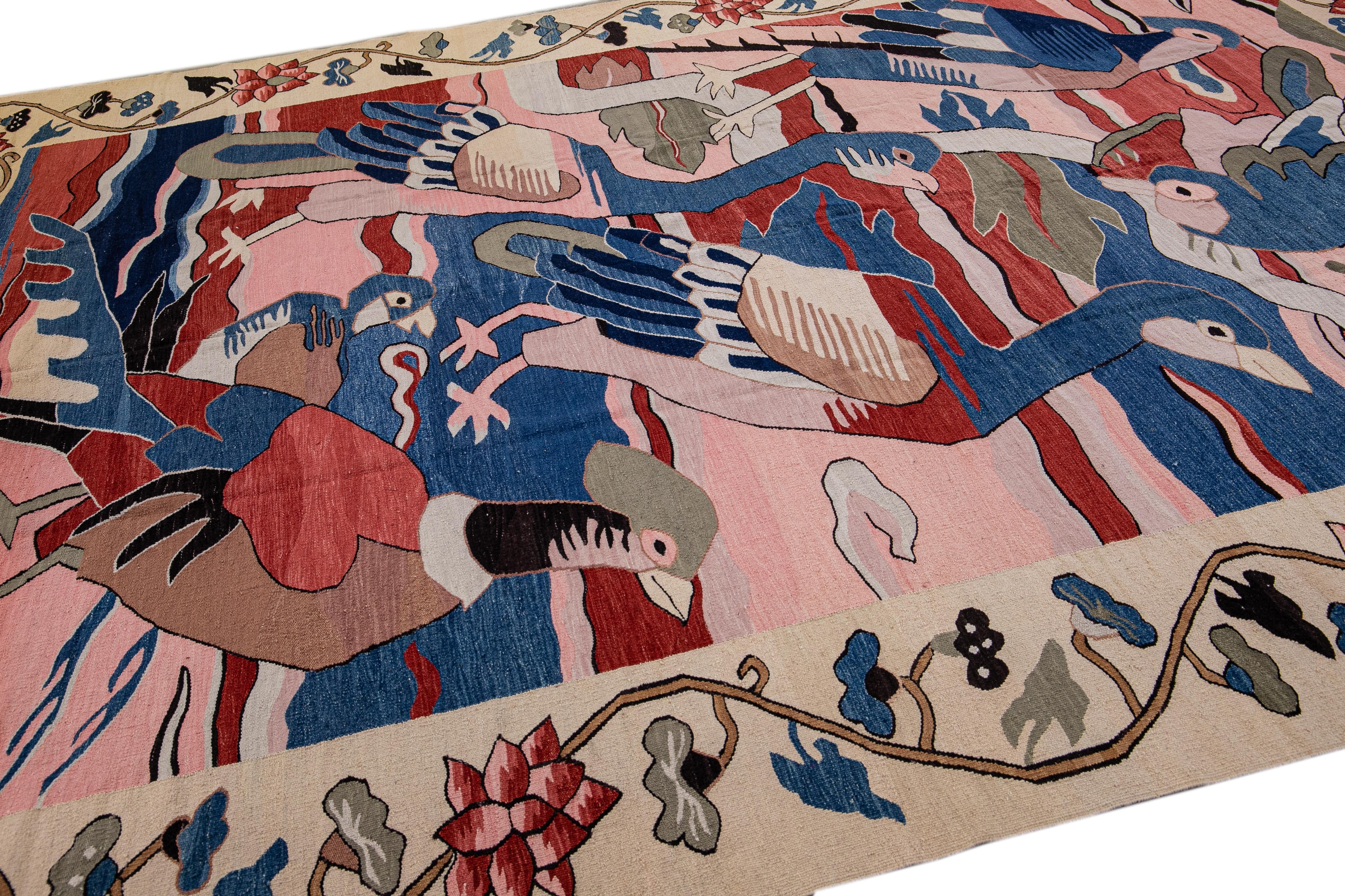 Alfombra de lana con motivos artísticos y folclóricos de pavo real en tejido plano kilim moderno multicolor Anudado a mano en venta