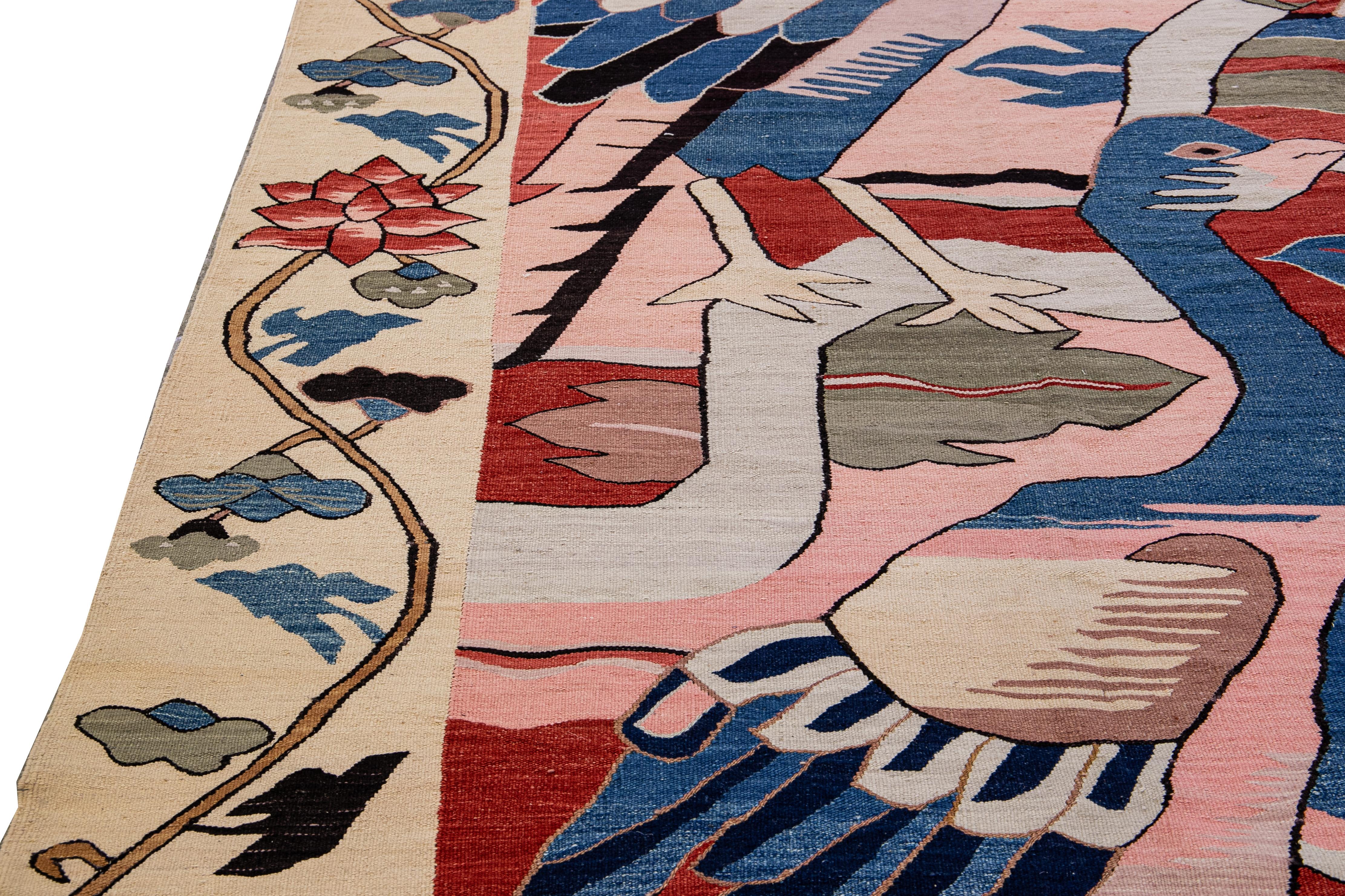 Alfombra de lana con motivos artísticos y folclóricos de pavo real en tejido plano kilim moderno multicolor en venta 1