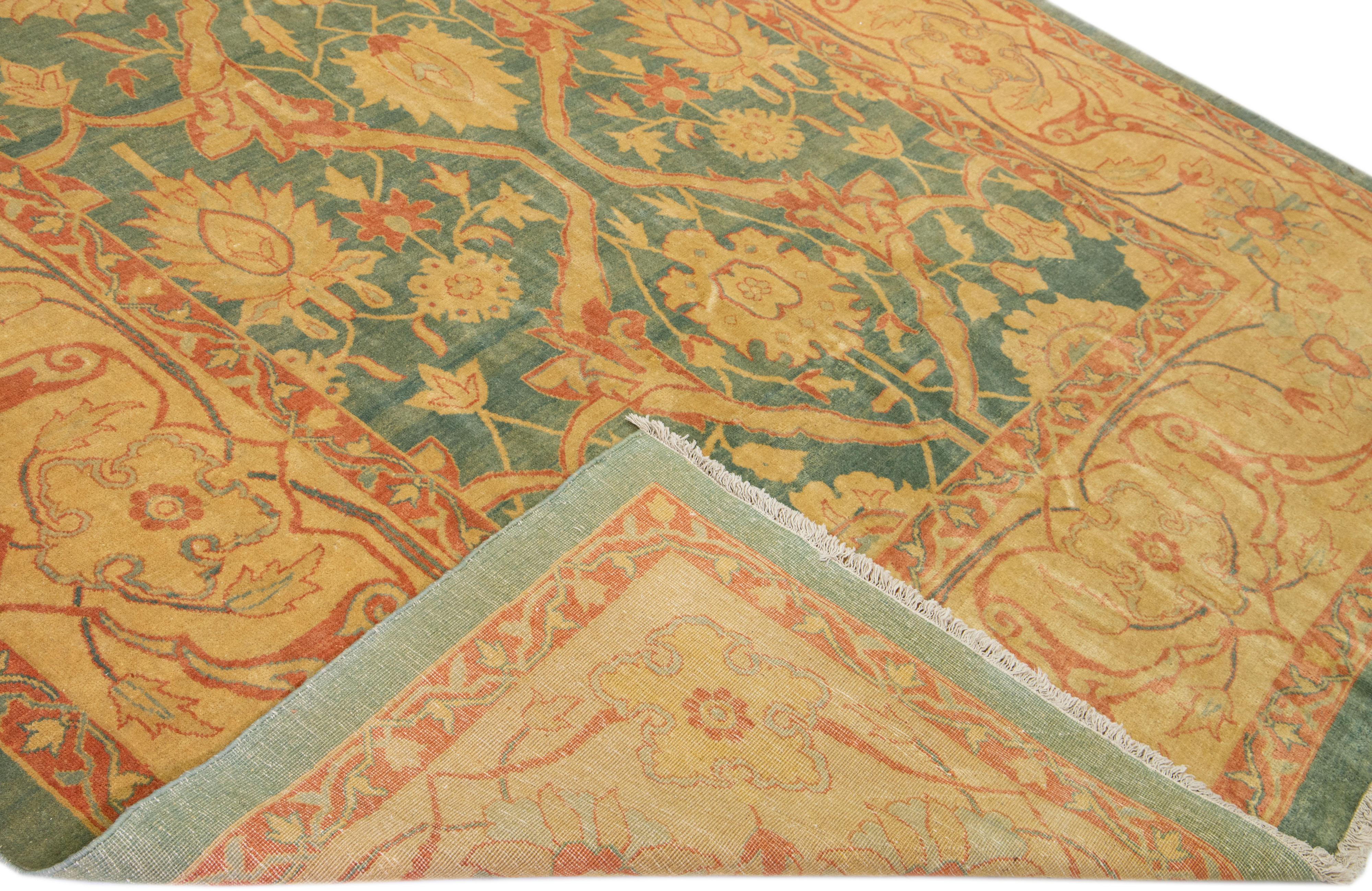 Schöne neue persische Sultanabad handgeknüpften Wollteppich mit einem blauen Feld. Dieses Stück hat einen hellbraunen Rahmen mit mehrfarbigen Akzenten in einem wunderschönen floralen All-Over-Muster.

Dieser Teppich misst: 8'10