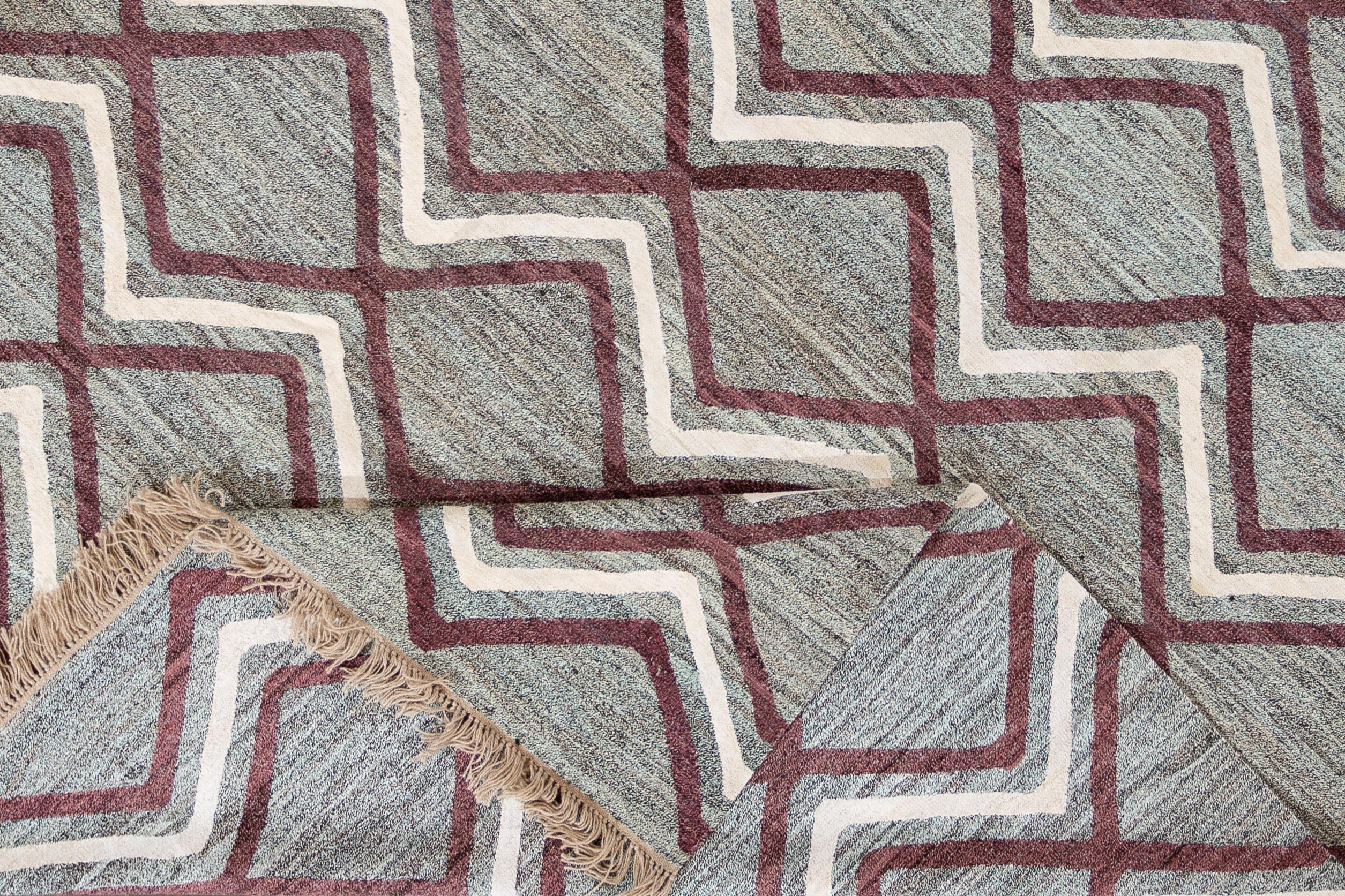Magnifique tapis turc vintage à tissage plat, noué à la main, avec un champ argenté et un motif géométrique à rayures horizontales en violet et blanc.

Ce tapis mesure : 9'4