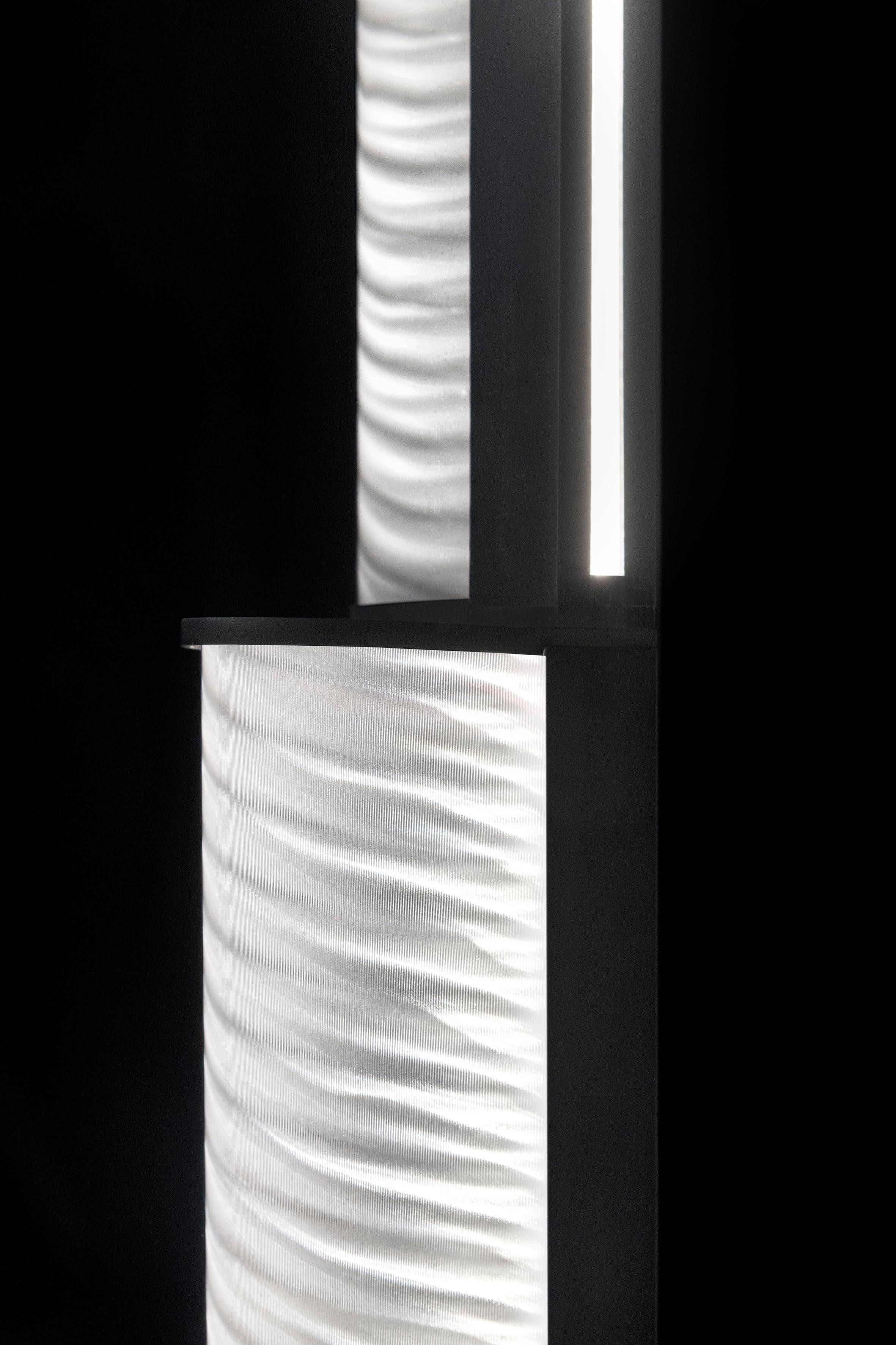 MODULA TWISTED FLOOR Schwarz - Plissiert - Design: Elisa Gargan Giovannoni (Handgefertigt) im Angebot