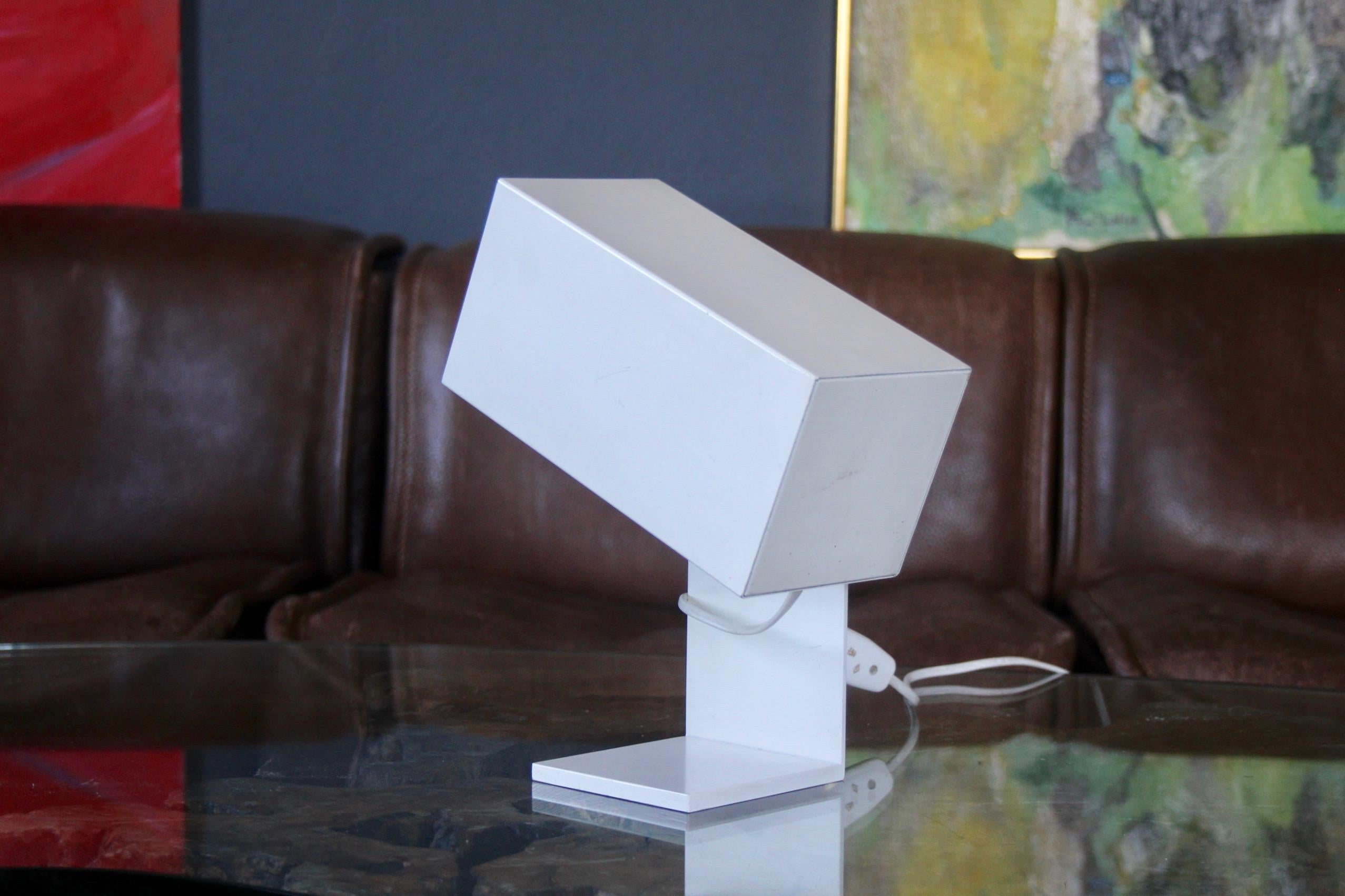 White metal modulable table lamp