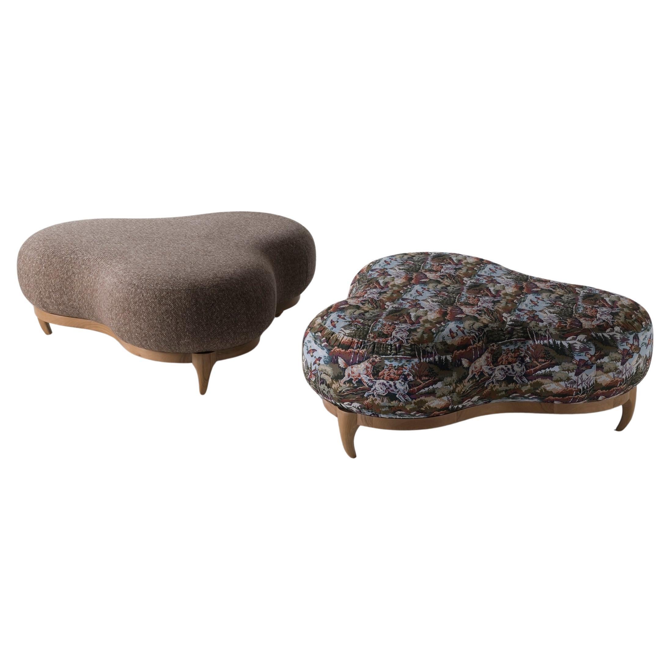 Modulair Brown Dogs Gobelin Pouf auf massivem Nussbaumsockel im Angebot