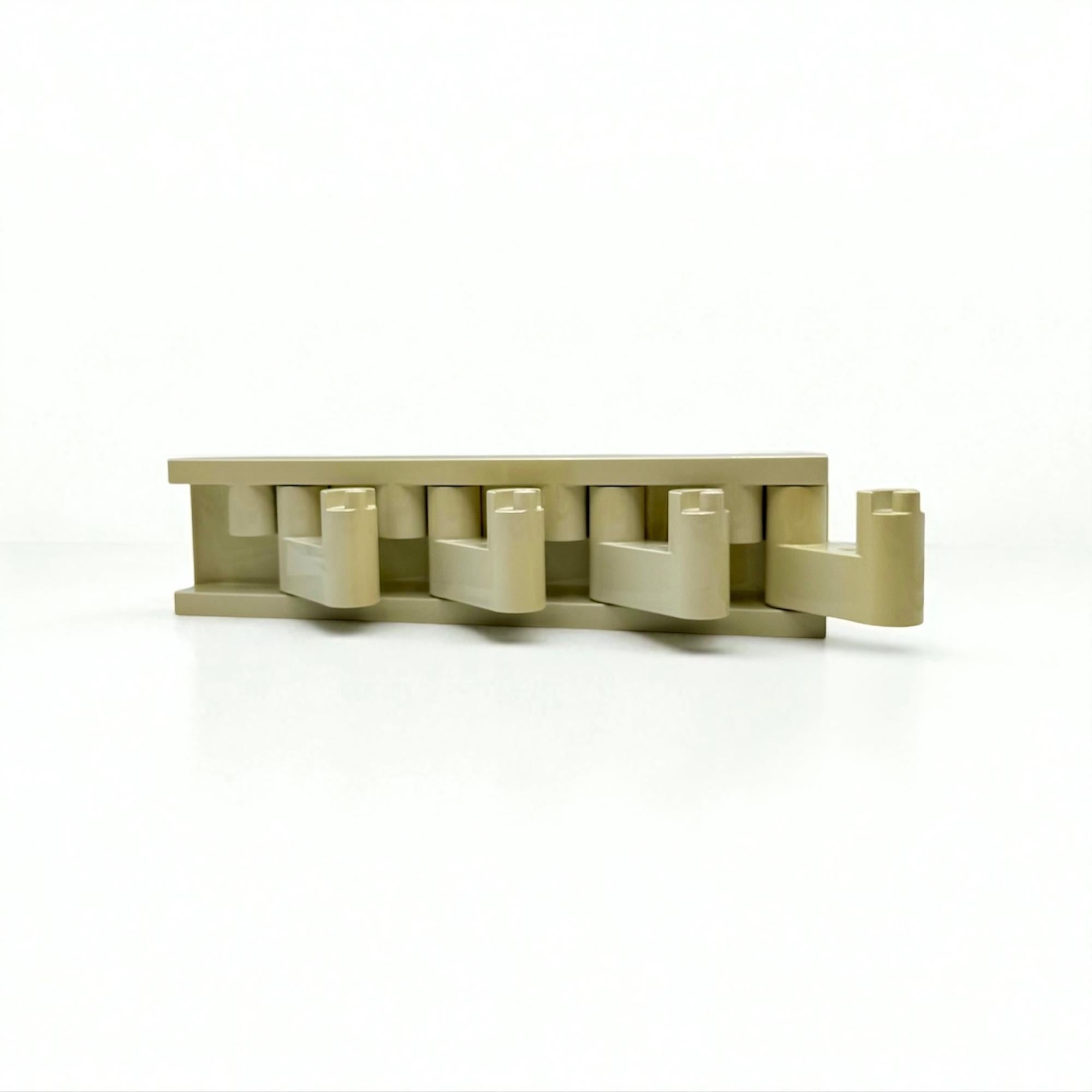 Plastique Porte-manteau modulaire en plastique des années 1970 par Benanti & Brunori pour Velca Legnano en vente