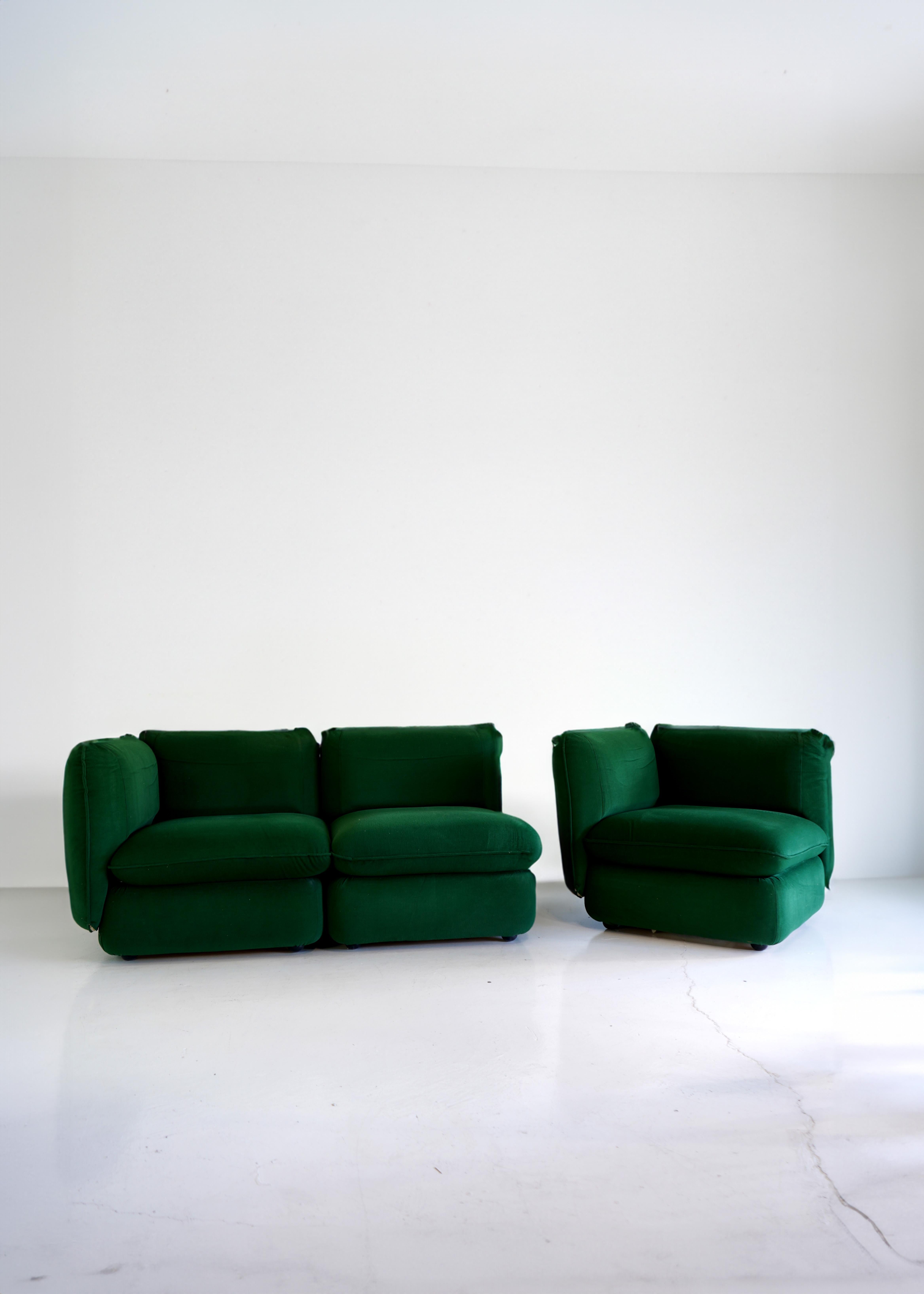 Des proportions parfaites pour ce magnifique et rare Design/One d'IPE Cavalli dans une magnifique chenille vert émeraude profond. Silhouette subtile et coussins moelleux. Peut se transformer en plusieurs chaises en retirant les accoudoirs des pièces