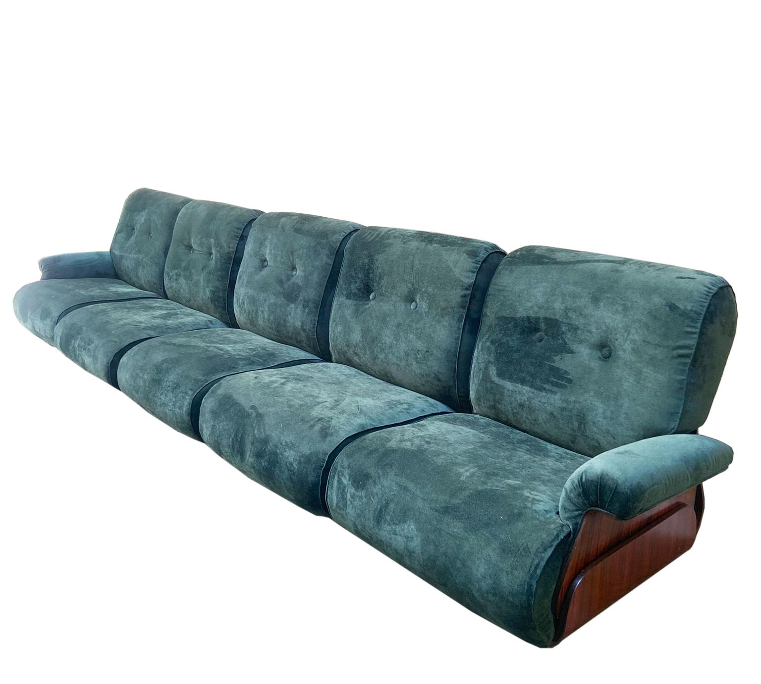 Modular sofa five curved wooden seats with chromium-plated metal castors, two of them with armrests, upholstery in green velvet. Italian production 1960
The measurements indicated refer to the single armchair