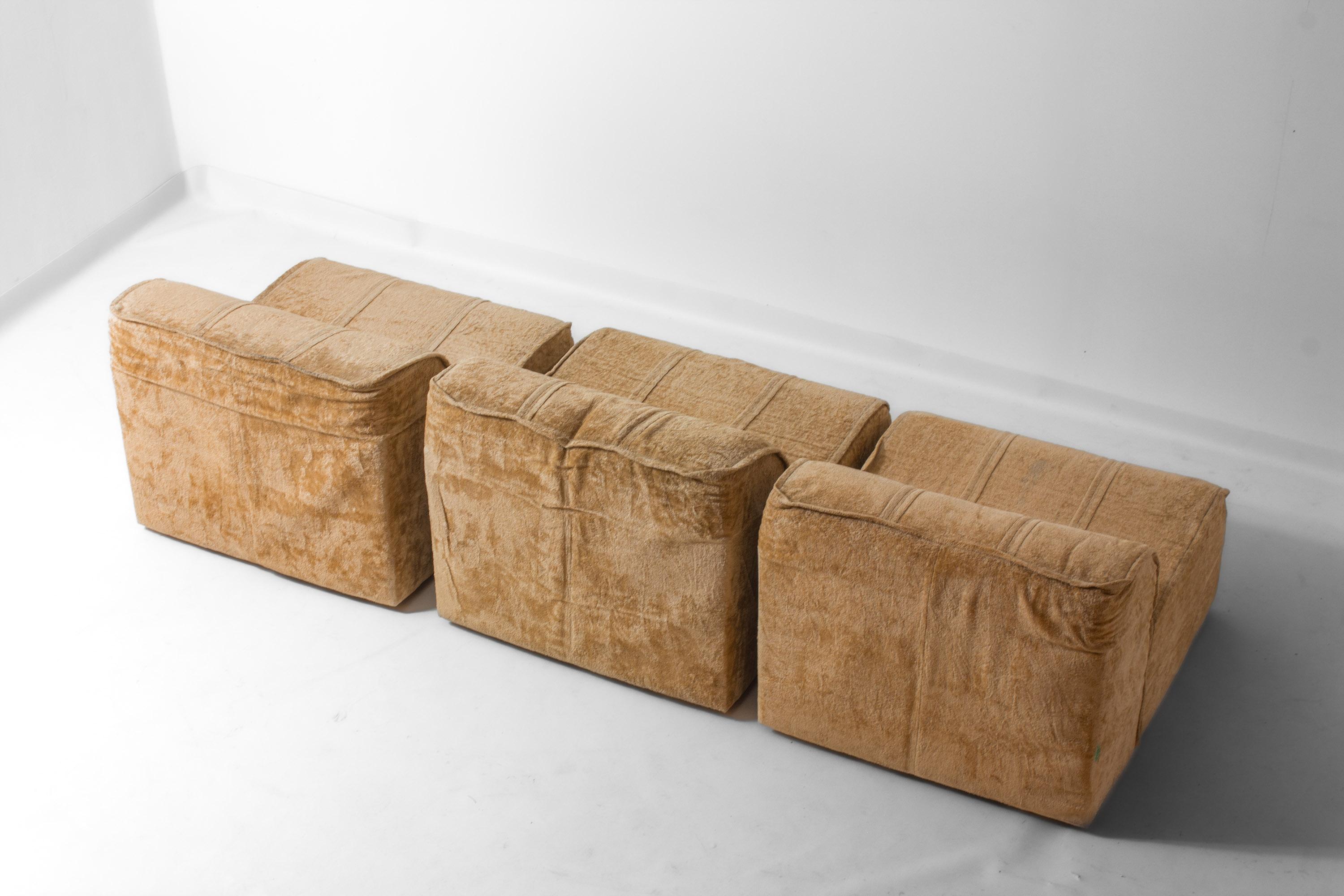 Modular 7-piece beige Italian sofa in soft velvet, 1970s For Sale 4