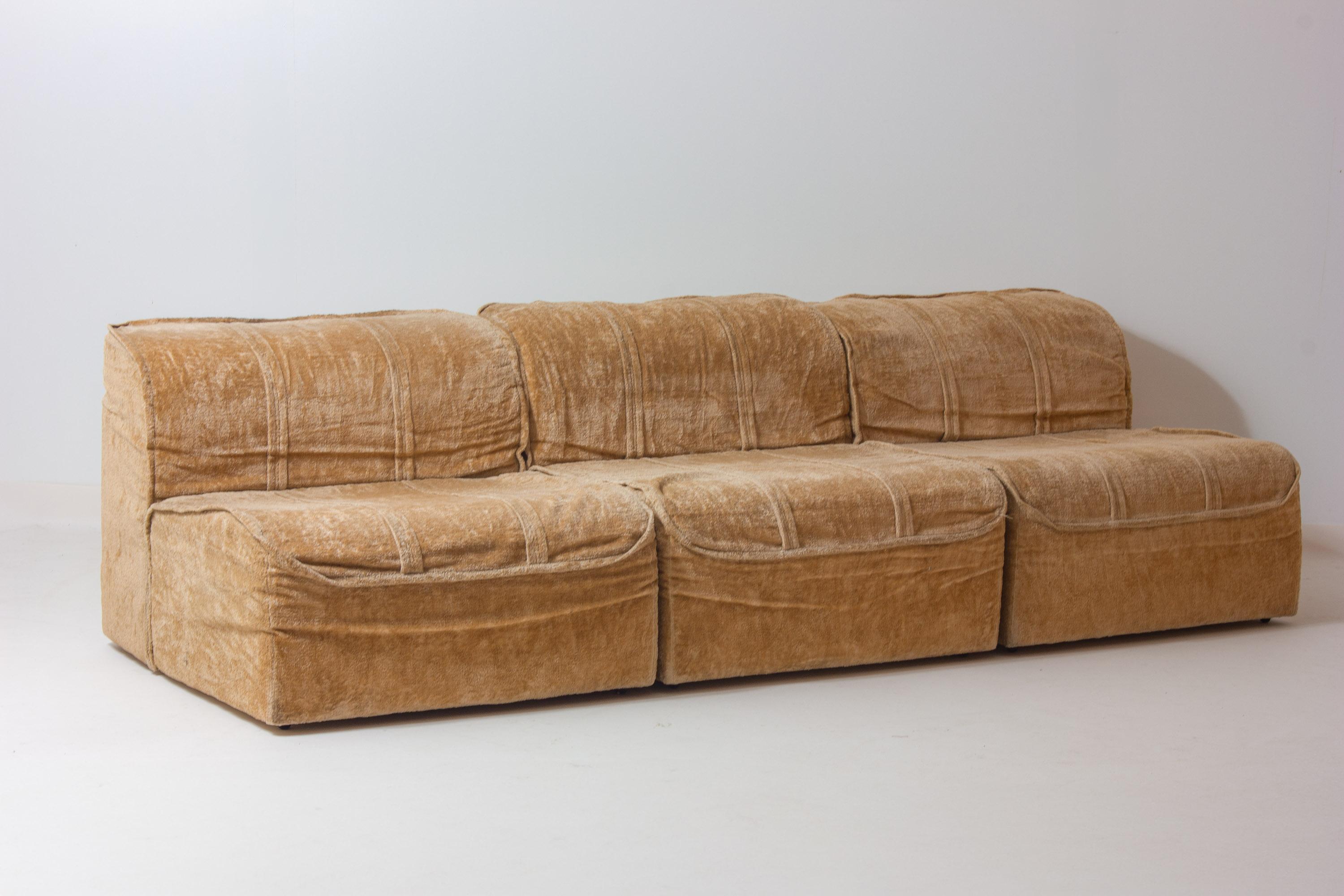 Modular 7-piece beige Italian sofa in soft velvet, 1970s For Sale 5
