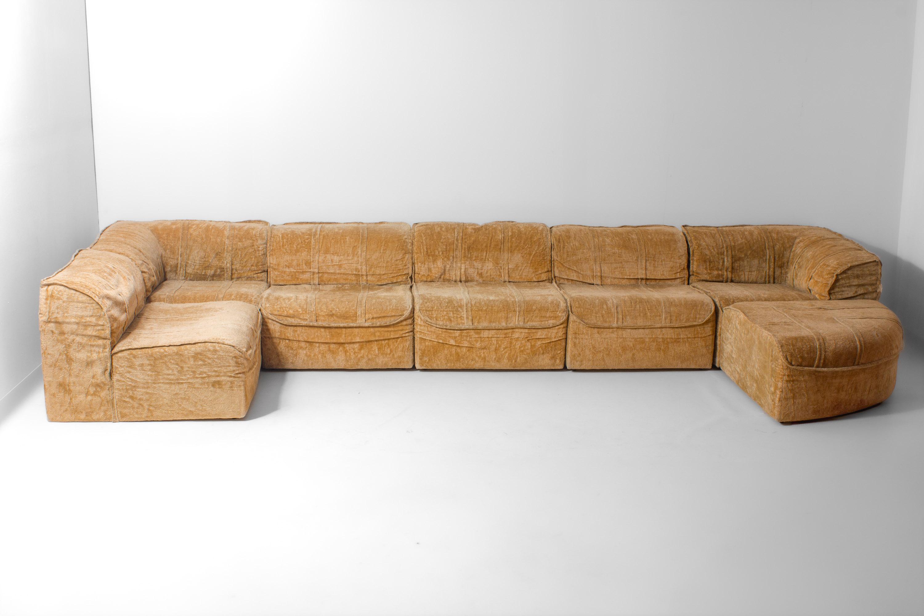 Mid-Century Modern Modular 7-piece beige Italian sofa in soft velvet, 1970s For Sale