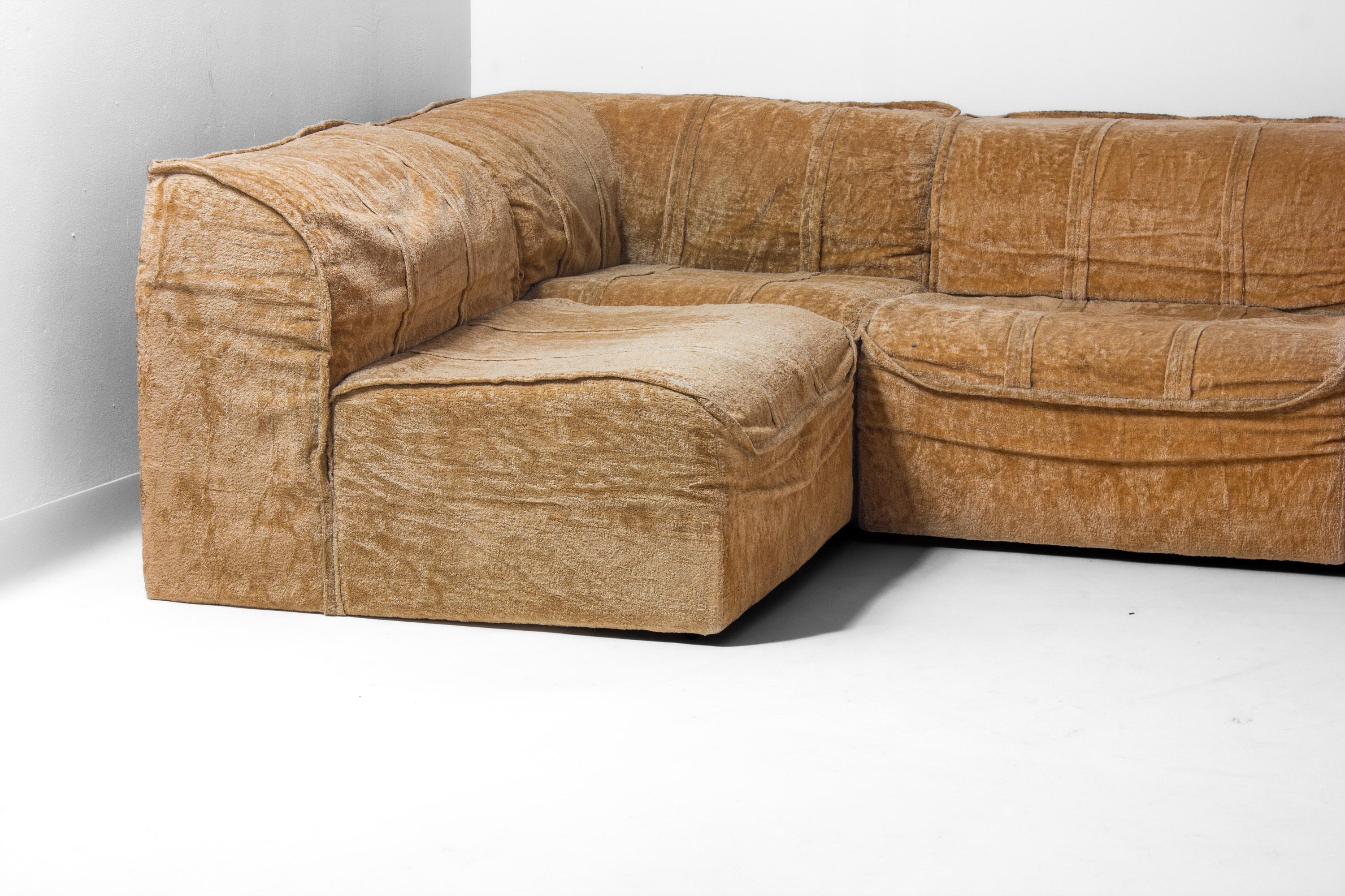Modular 7-piece beige Italian sofa in soft velvet, 1970s In Good Condition For Sale In Antwerpen, VAN