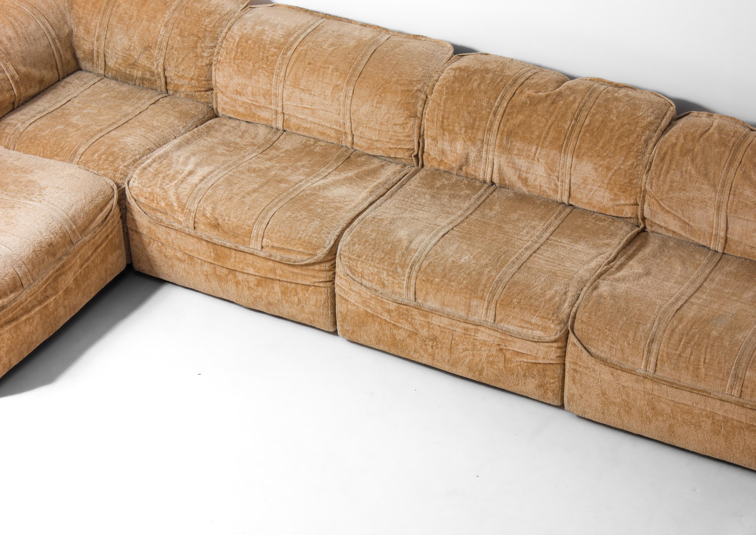 Velvet Modular 7-piece beige Italian sofa in soft velvet, 1970s For Sale