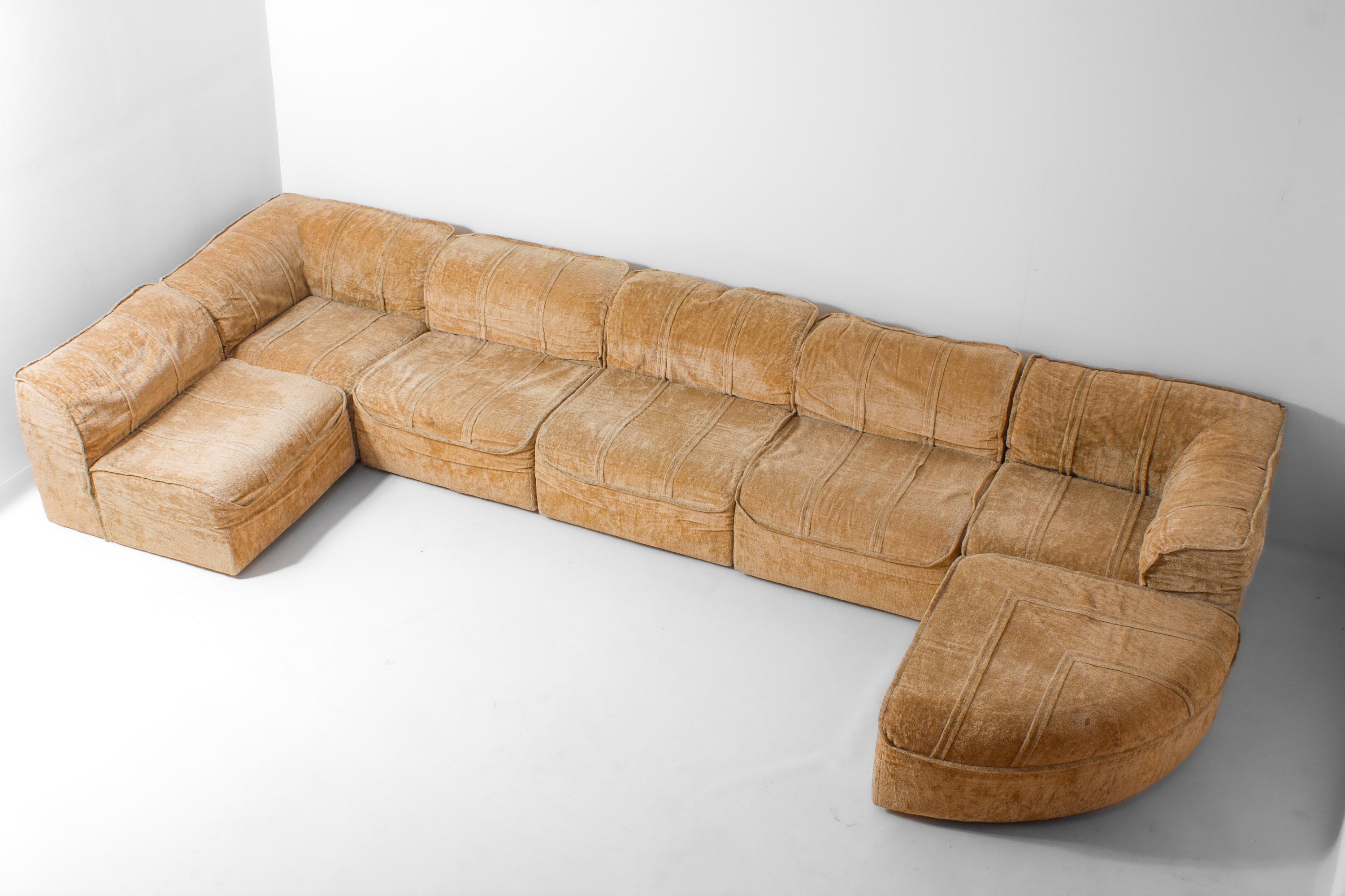 Modular 7-piece beige Italian sofa in soft velvet, 1970s For Sale 1