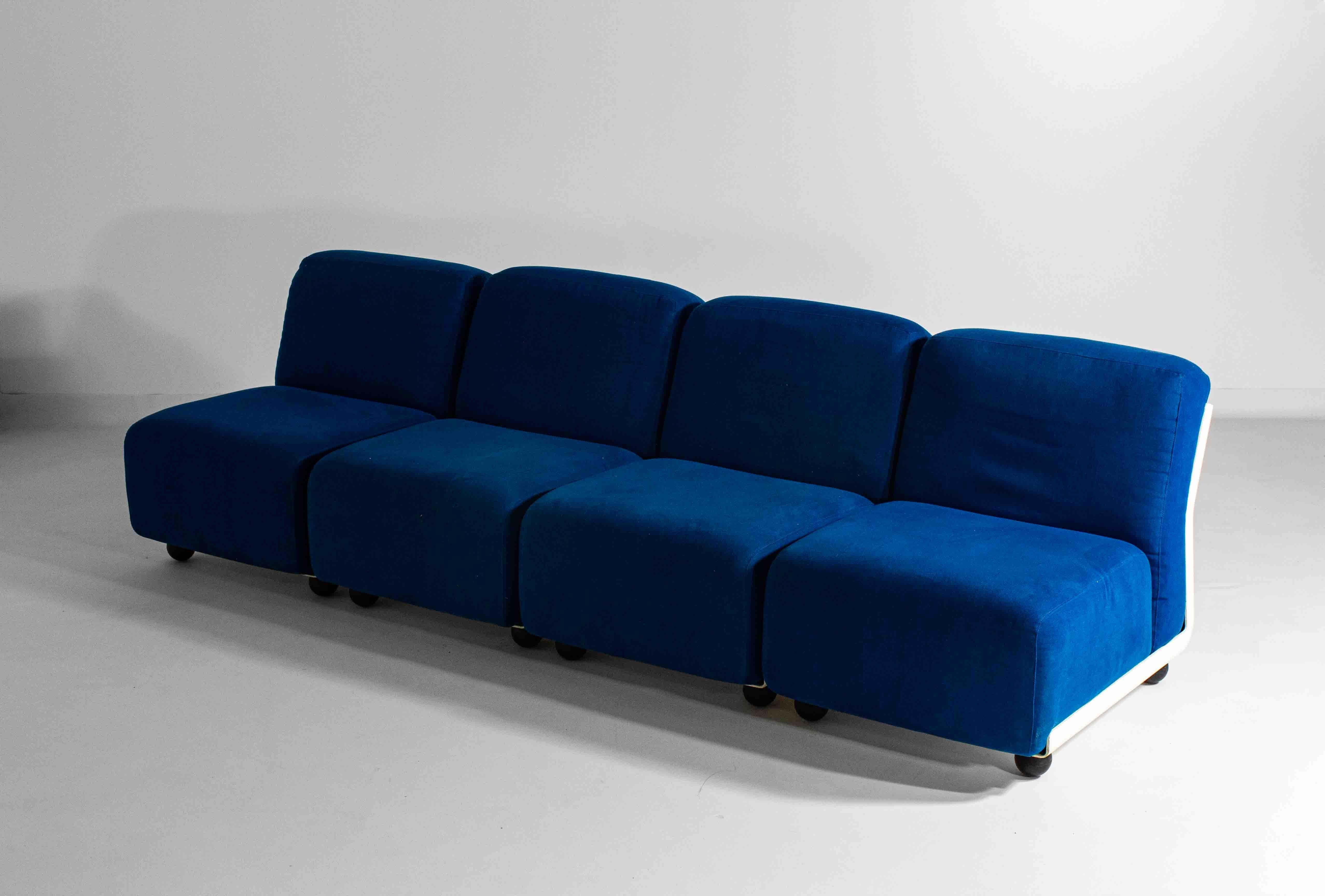 The Amanta 24 modular sofa, designed by Mario Bellini in 1966 and produced by C&B Italia (later B&B Italia), is a standout piece of mid-century modern furniture. This set of four modules features a striking blue upholstery and off-white fiberlite