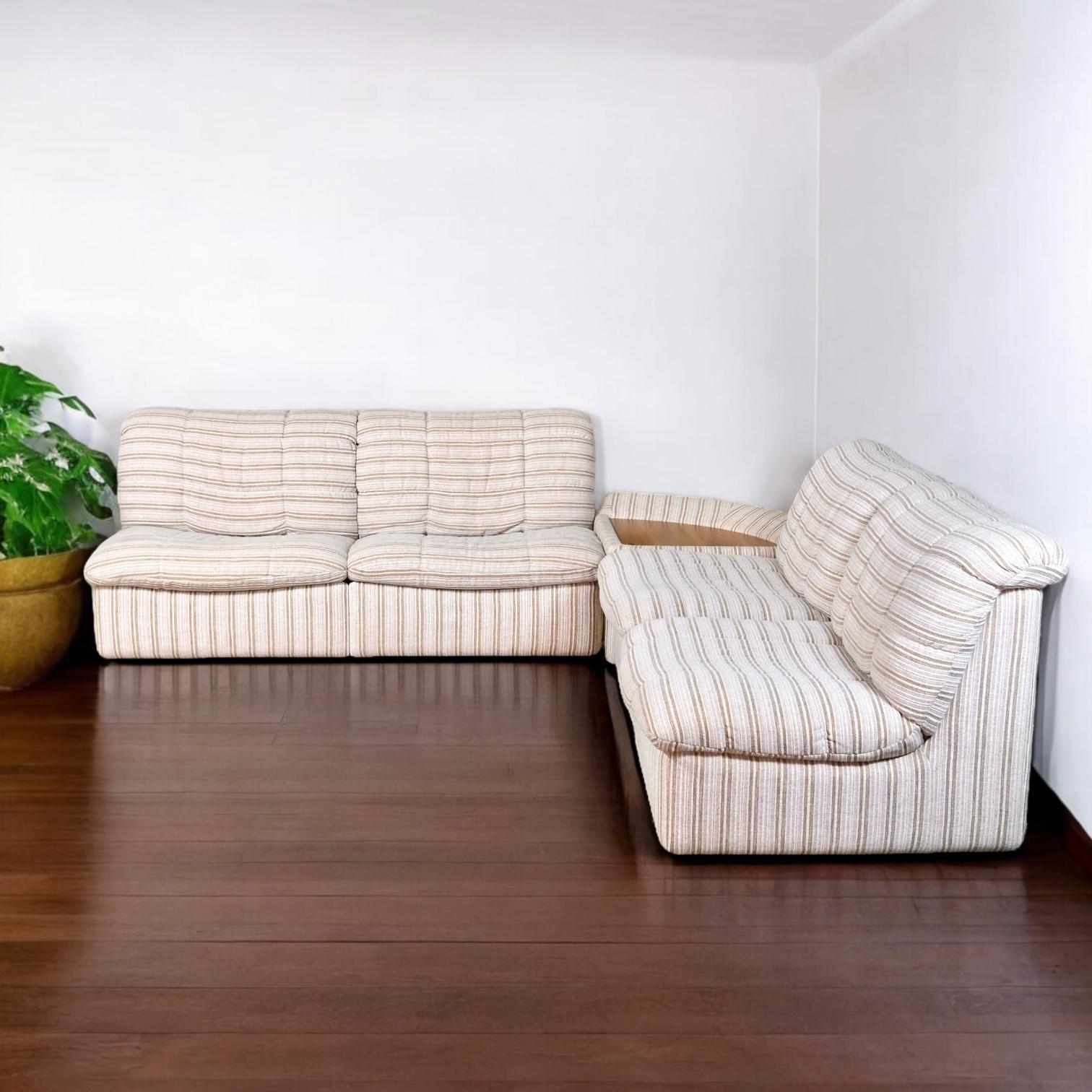 Living room set composed of a convertible sofa, an angle table and two armchairs, entirely modular, made in the 1970s in France by BEKA.
Very practical and confortable, you can set it as a 4-seats sofa, a 3-seats sofa, or separate the