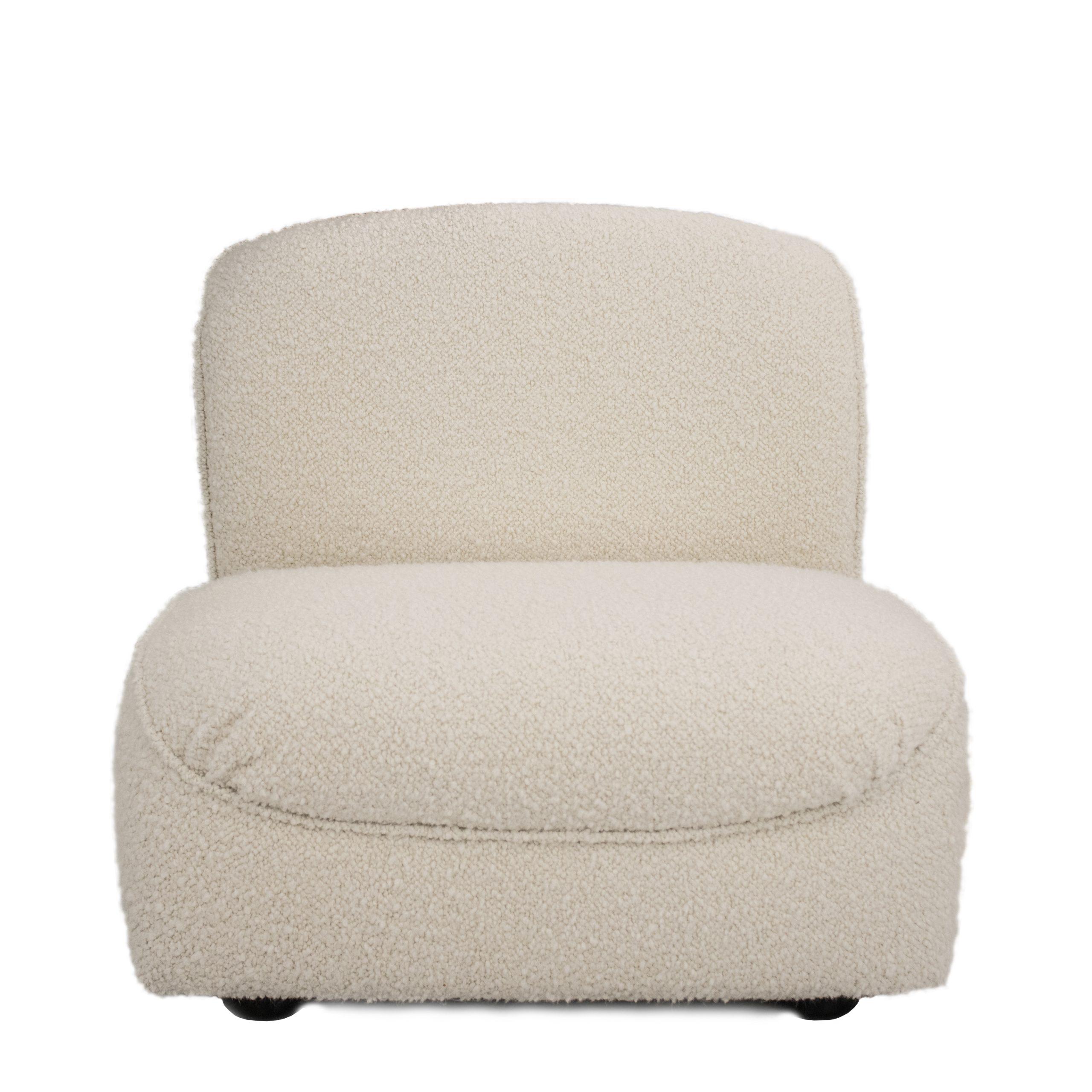 Fauteuil modulaire conçu par Afra et Tobia Scarpa pour Cassina en 1968 en Italie. Il est réalisé sur une structure en bois massif recouverte de mousse et tapissée à la main d'un bouclé beige. Il s'agit d'une conception modulaire confortable et